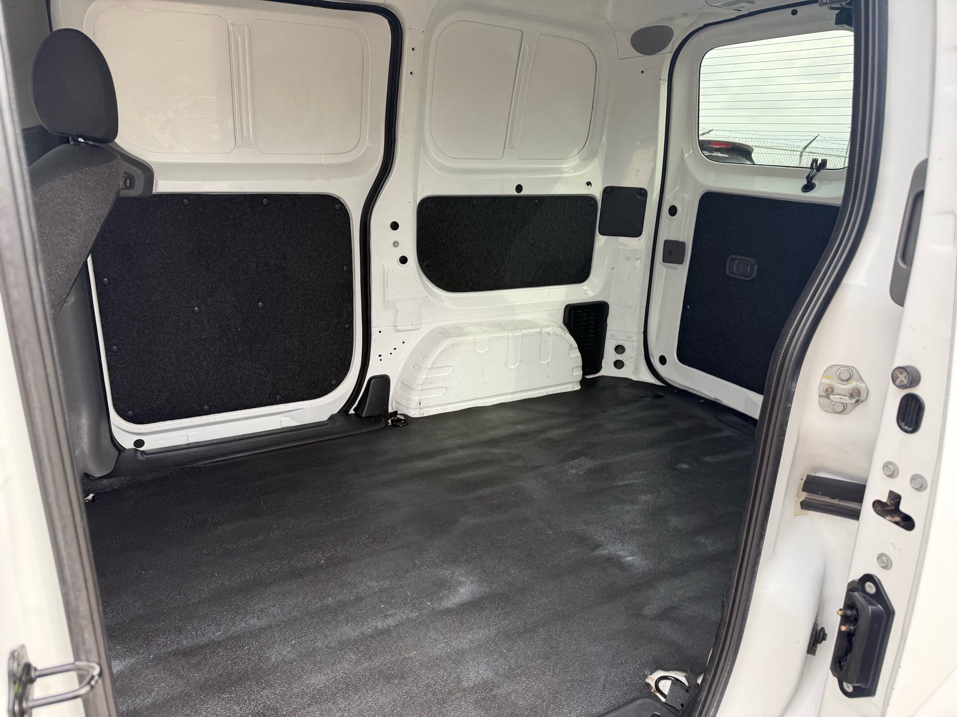 /cambridgemotors/2015-Nissan-NV200-16242399307548672.jpg
