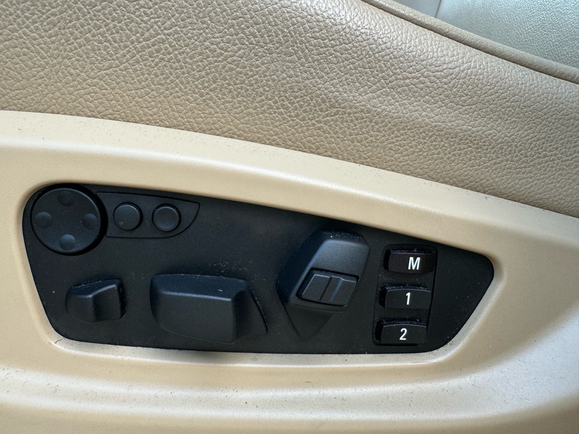 /canadacars/2012-BMW-X5-20004632121798194.jpg