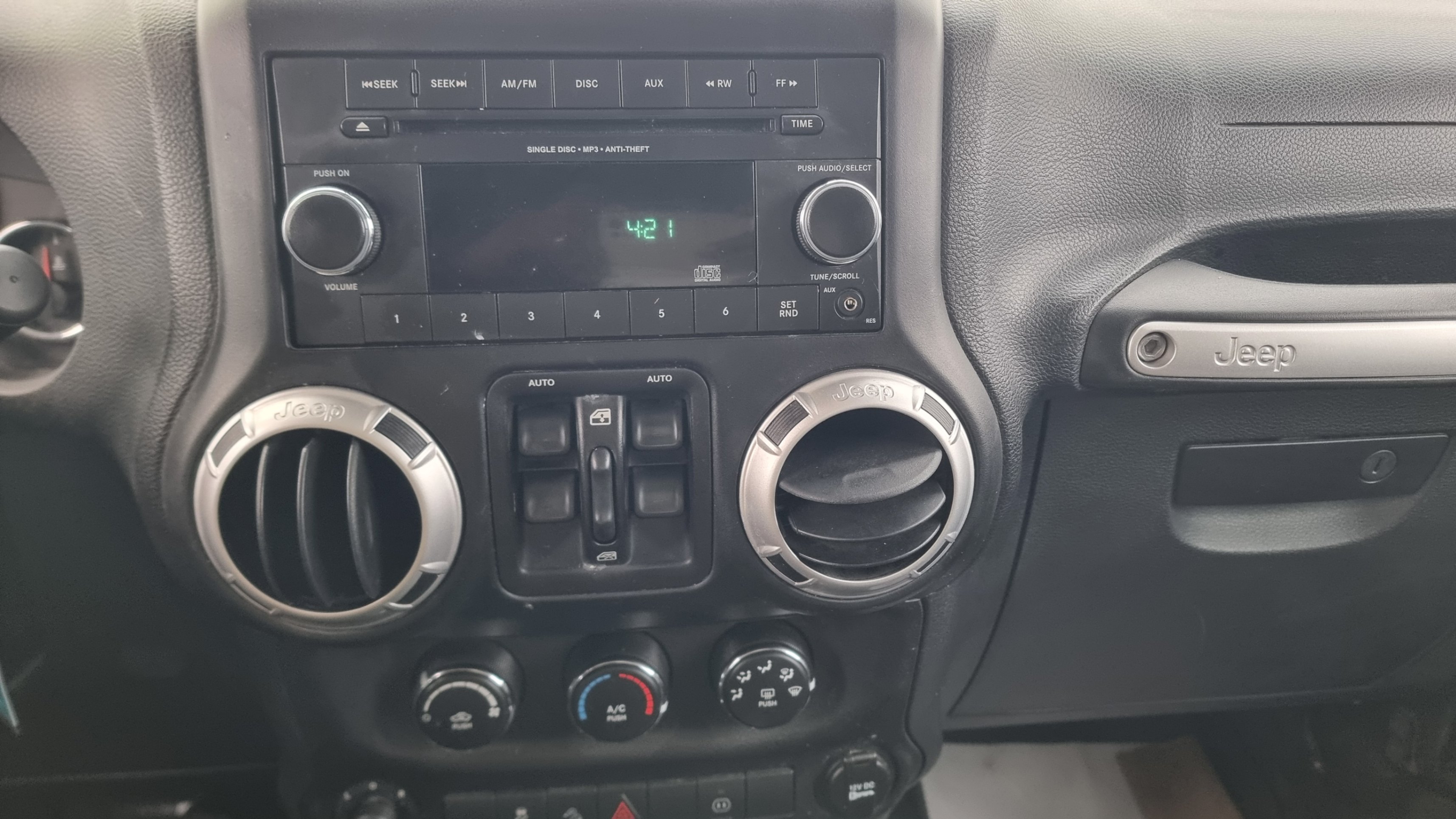 /canadacars/2012-Jeep-WranglerUnlimited-0772939089057616.jpg