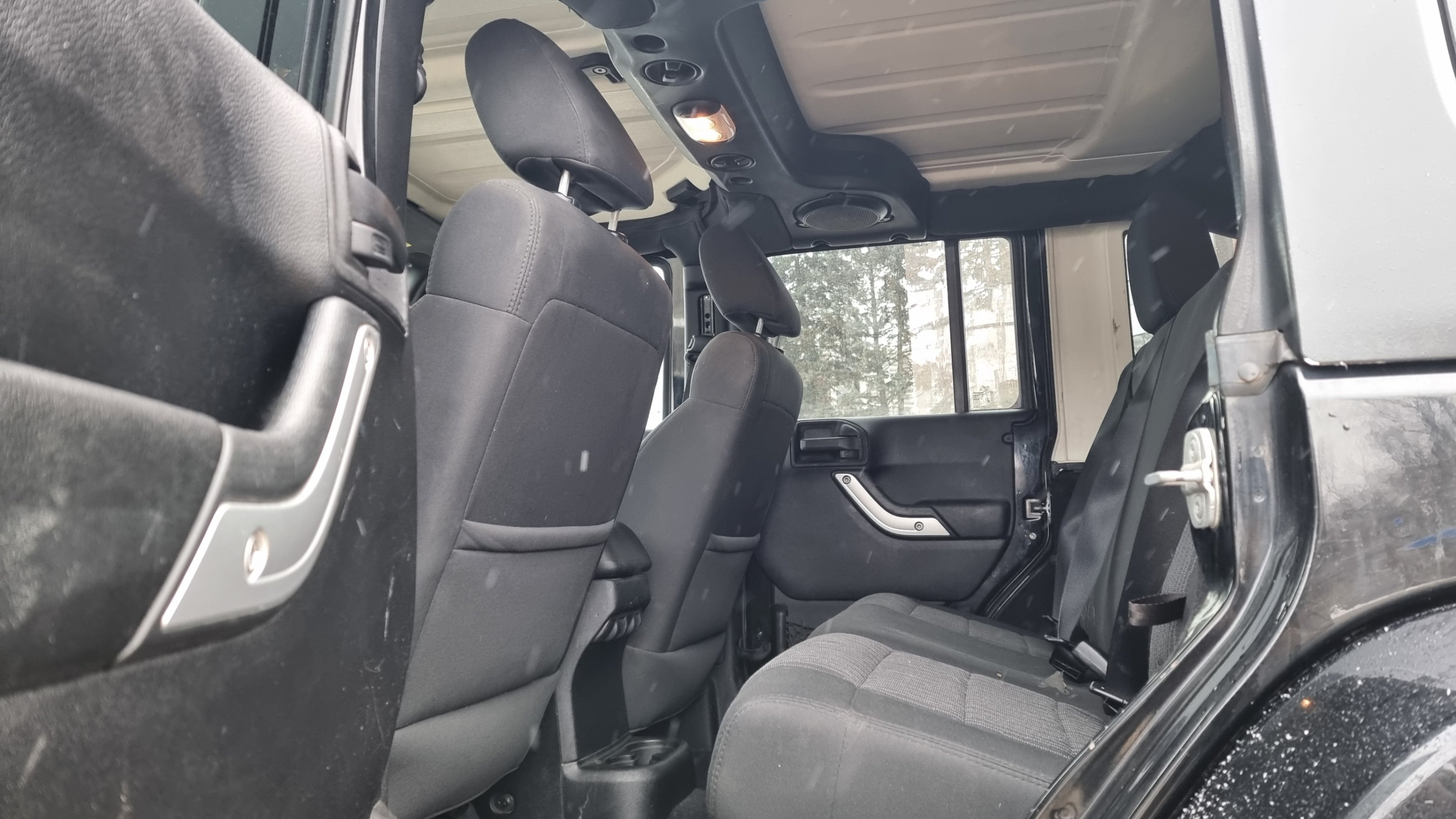 /canadacars/2012-Jeep-WranglerUnlimited-13896976191253518.jpg