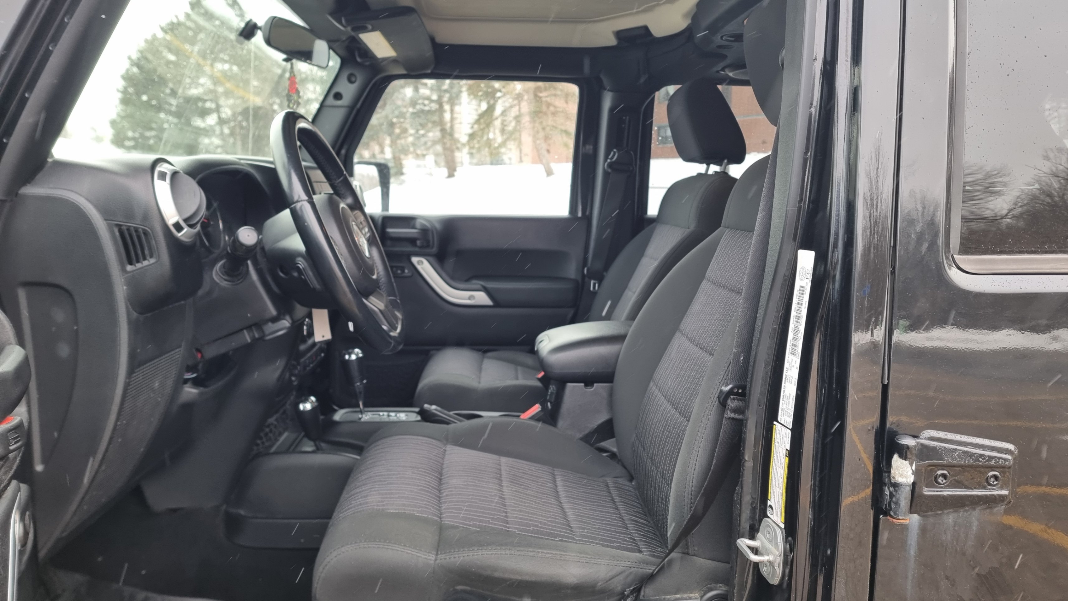 /canadacars/2012-Jeep-WranglerUnlimited-9650946575791011.jpg