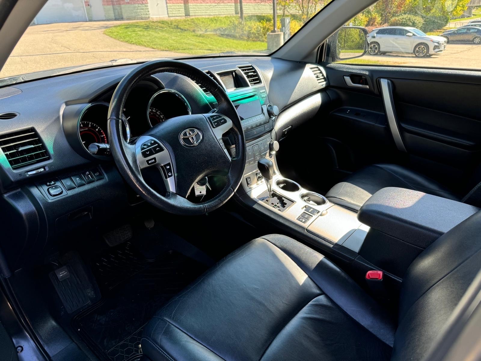/canadacars/2012-Toyota-Highlander-05926846173269573.jpg