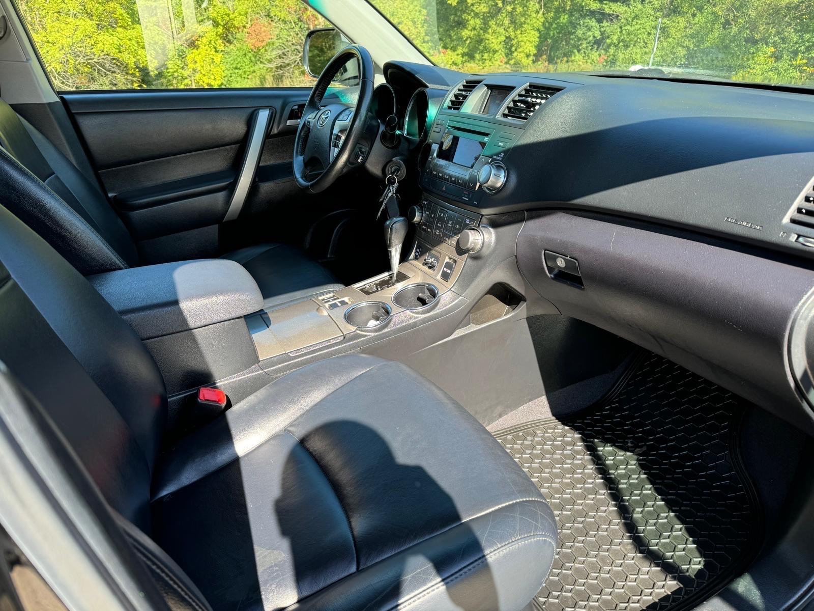 /canadacars/2012-Toyota-Highlander-11945555199043789.jpg