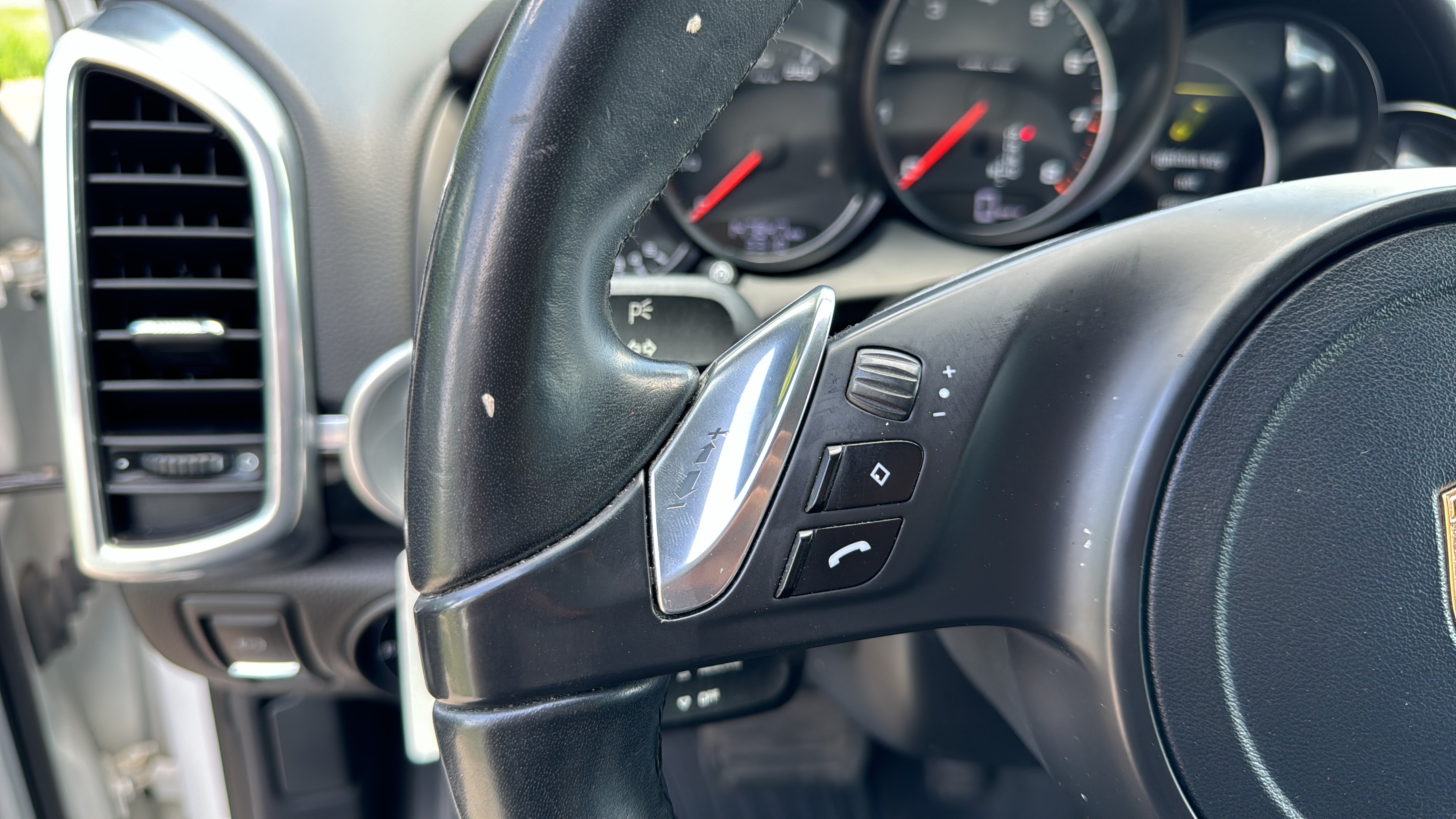 /canadacars/2013-Porsche-Cayenne-364697526678496.jpg