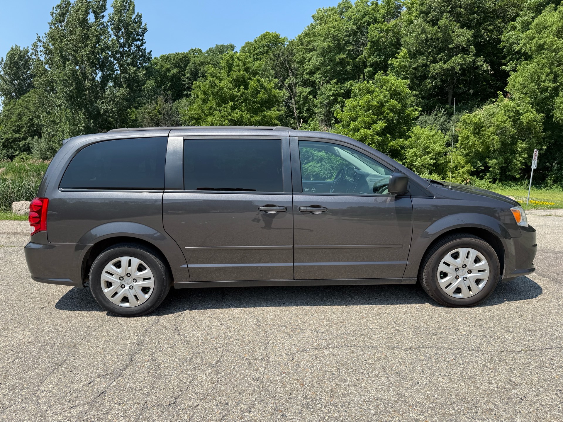 /canadacars/2015-Dodge-GrandCaravan-024585148547663582.jpg
