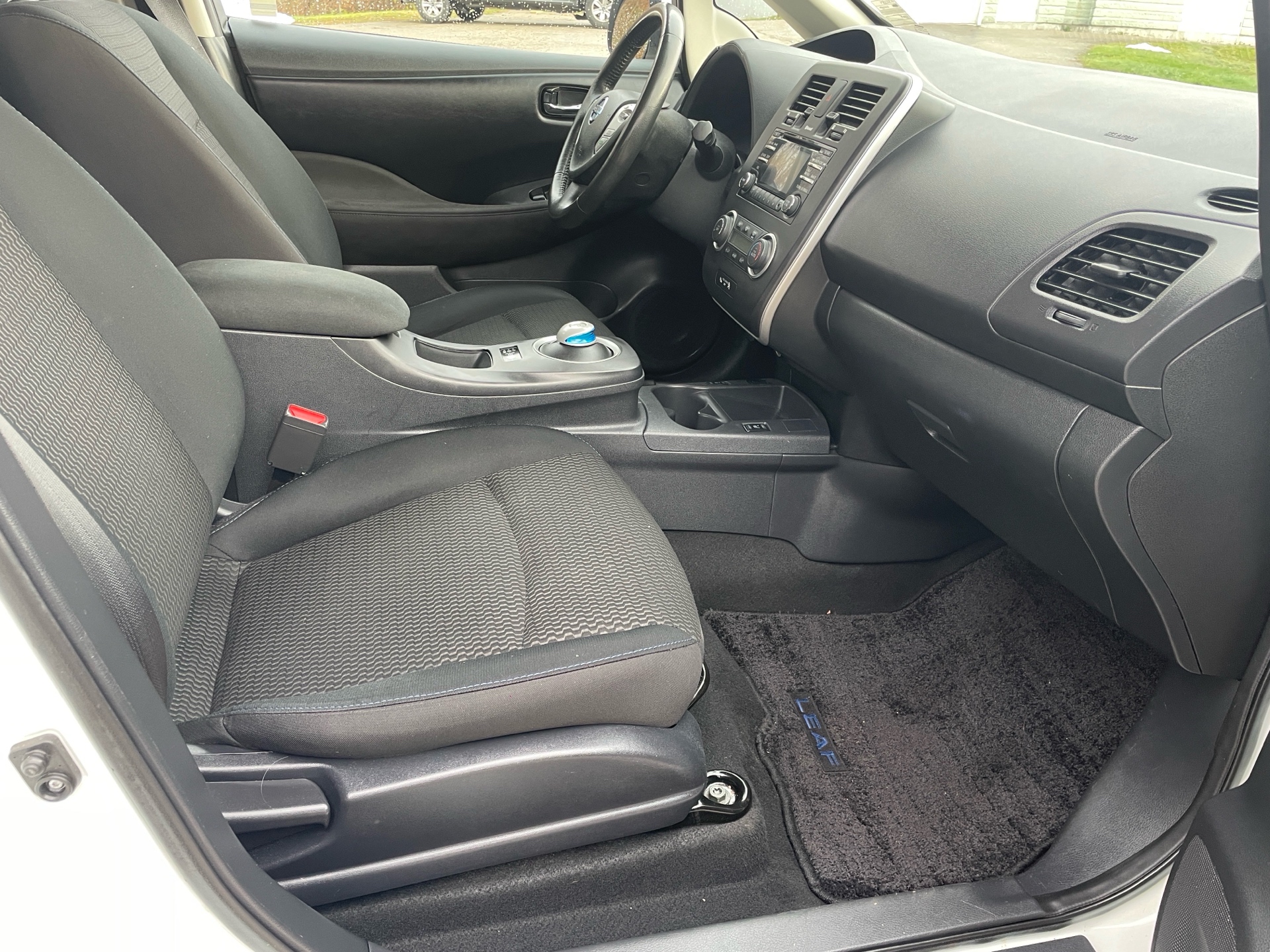 /canadacars/2015-Nissan-LEAF-1787187857782686.jpg