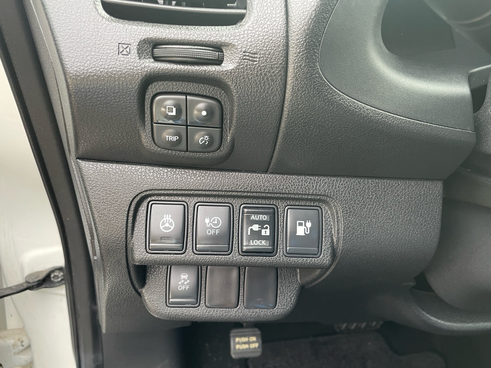 /canadacars/2015-Nissan-LEAF-21357659437780407.jpg