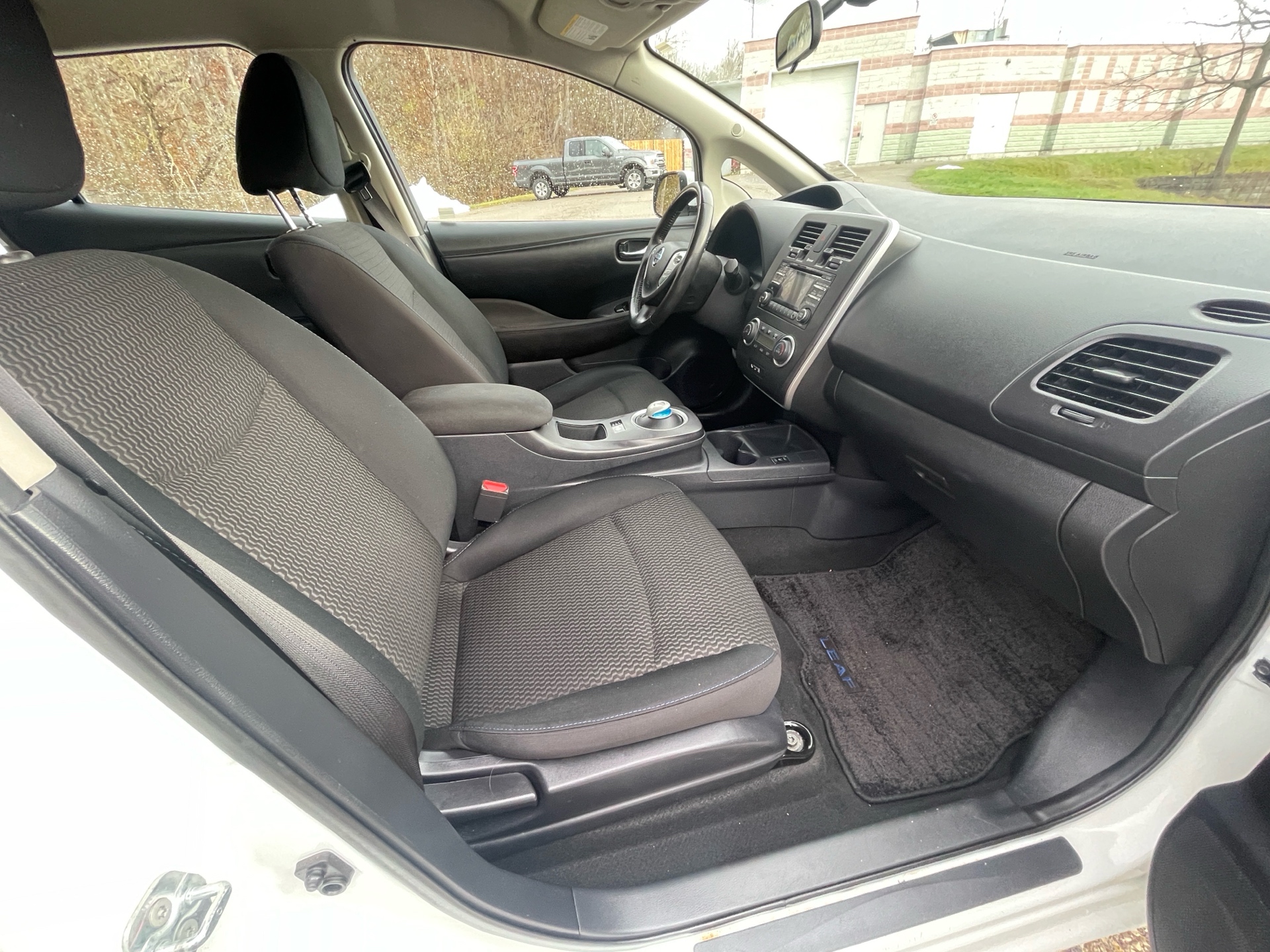 /canadacars/2015-Nissan-LEAF-251731265810784.jpg
