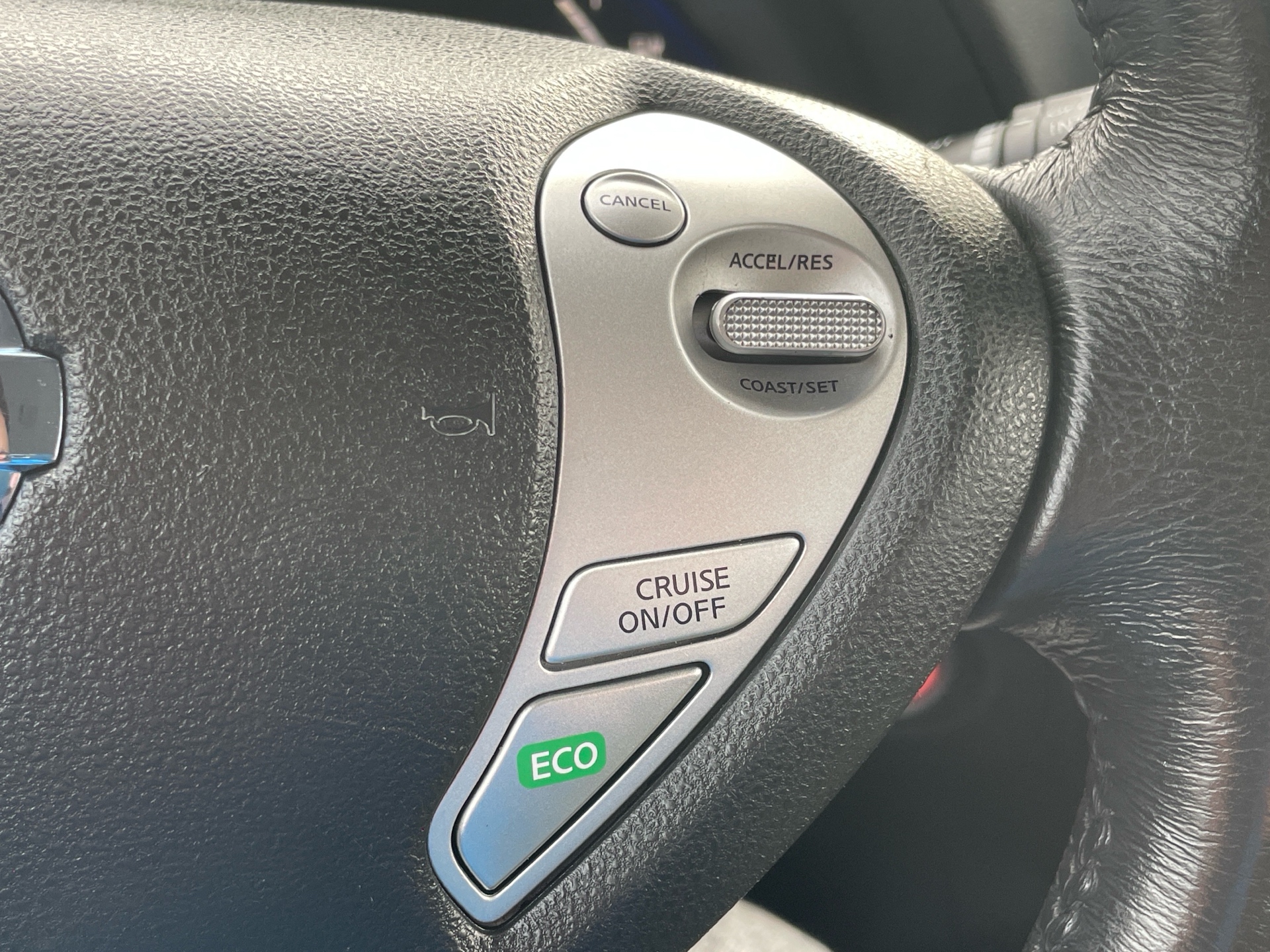 /canadacars/2015-Nissan-LEAF-33489530264985046.jpg