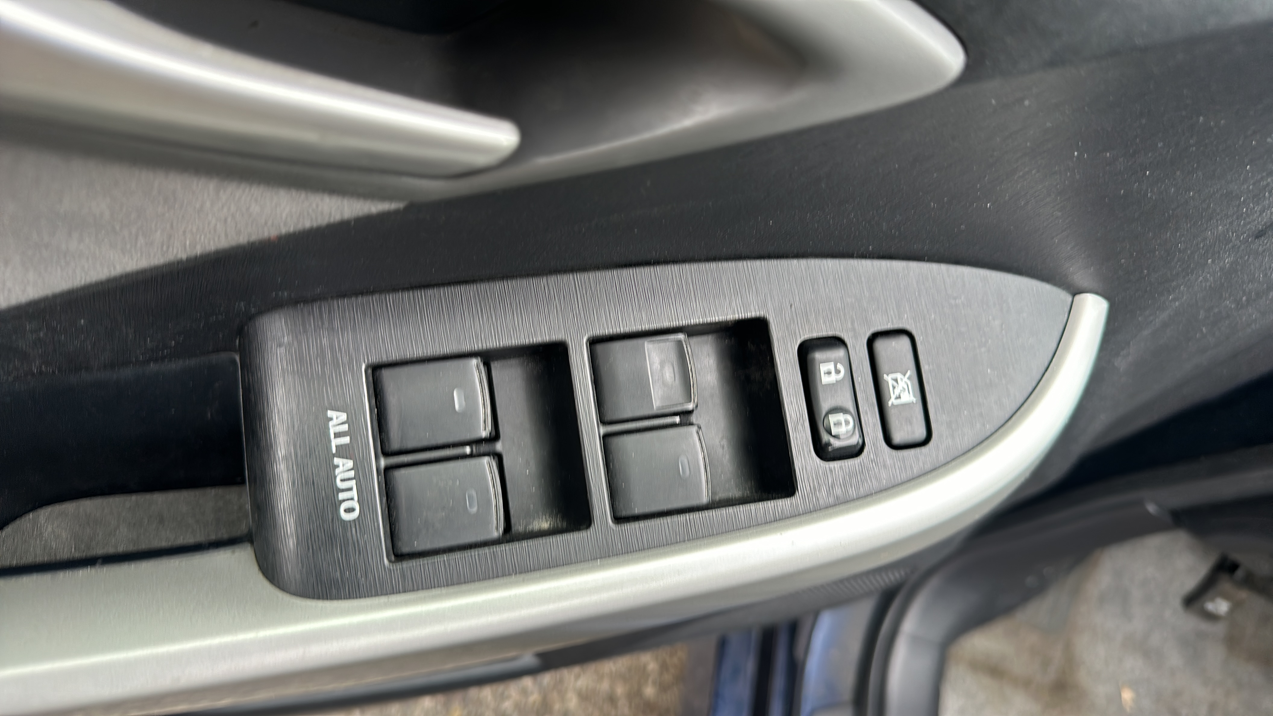 /canadacars/2015-TOYOTA-PRIUS-6828098415531272.jpg