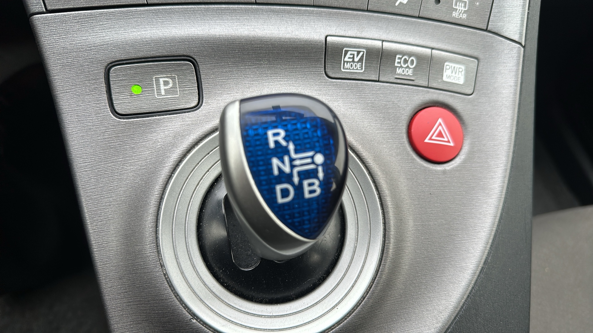 /canadacars/2015-TOYOTA-PRIUS-6903870941903696.jpg