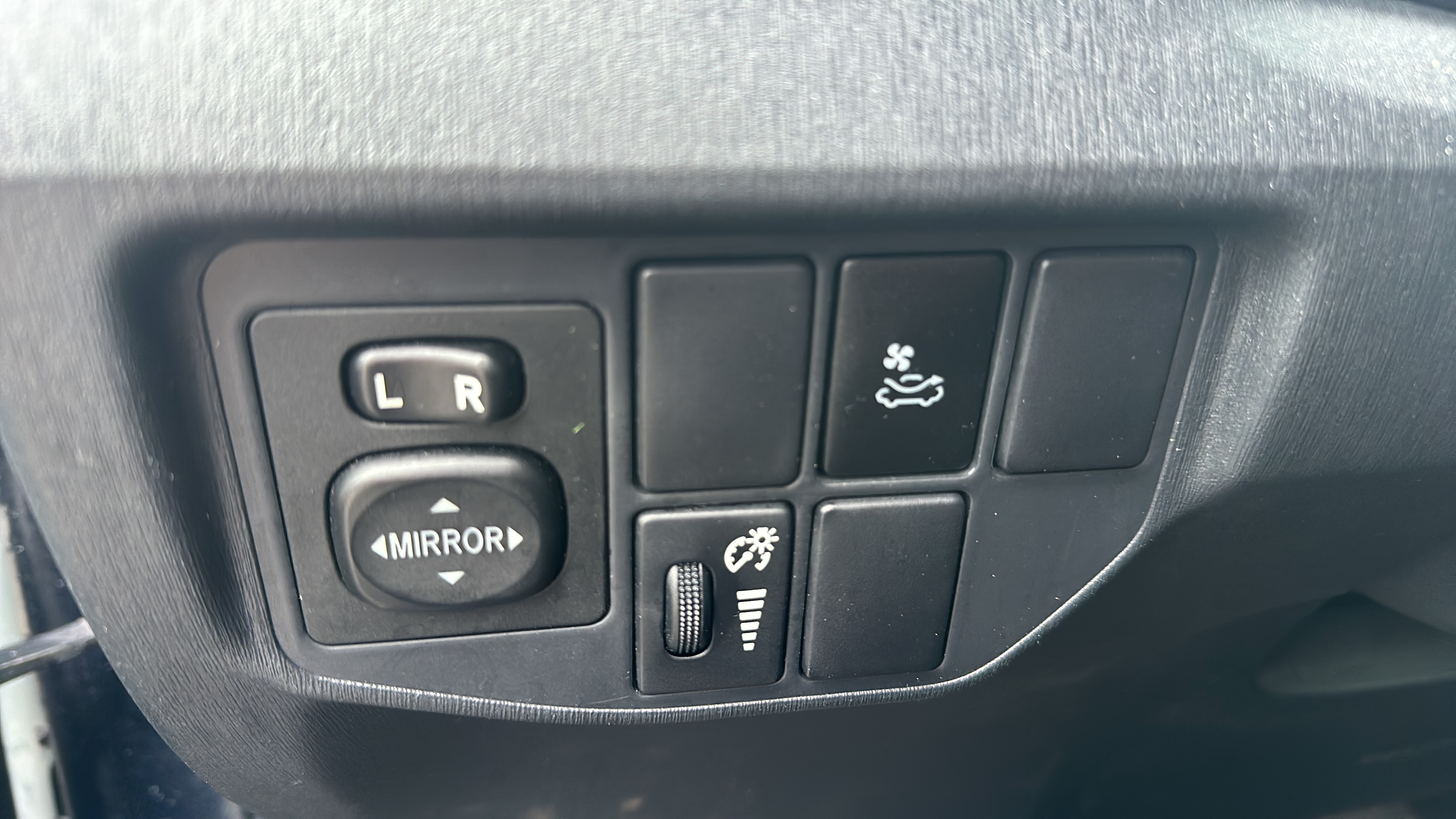 /canadacars/2015-TOYOTA-PRIUS-8720749420452267.jpg