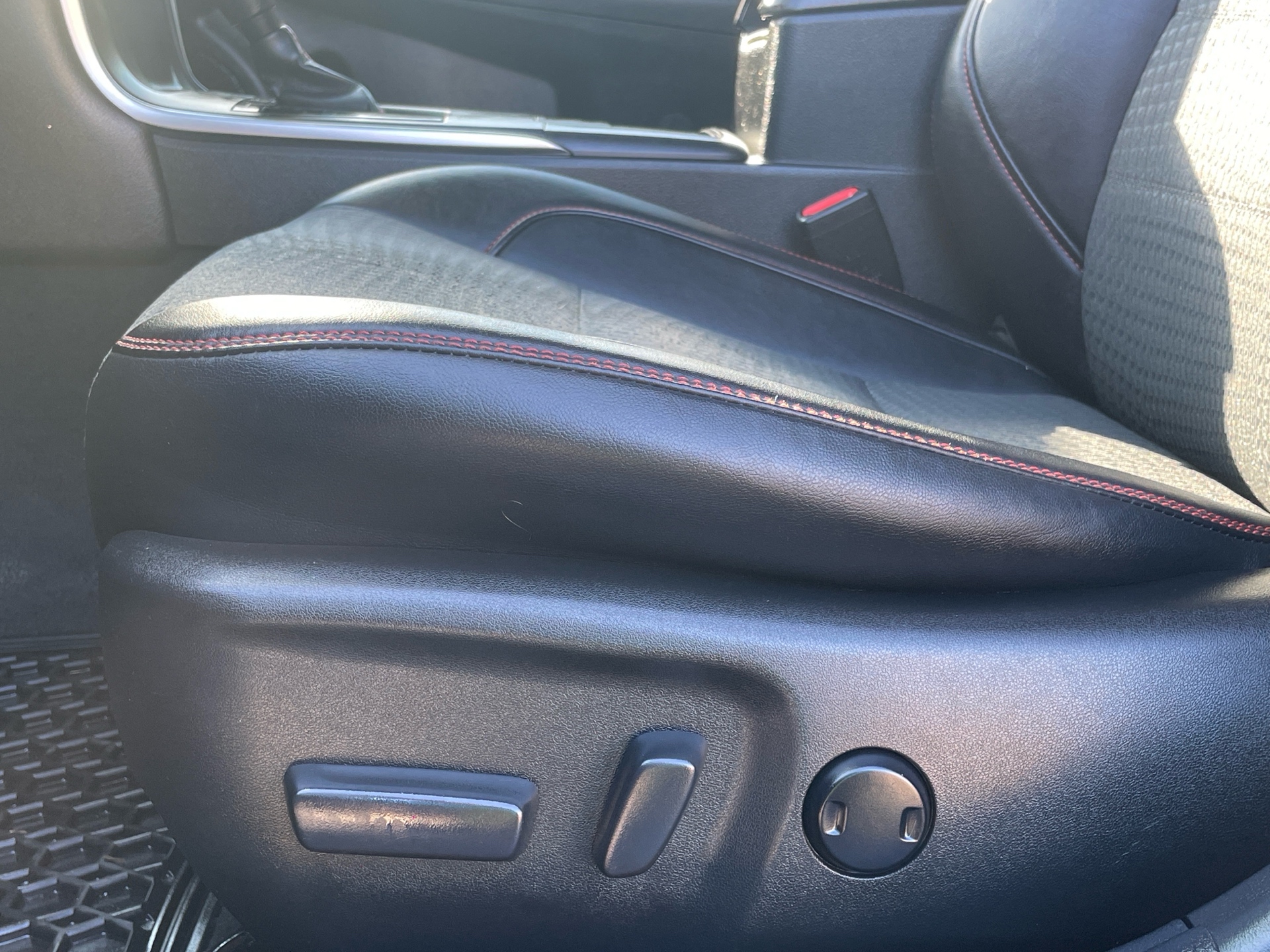 /canadacars/2015-Toyota-CamryHybrid-6154686082337948.jpg