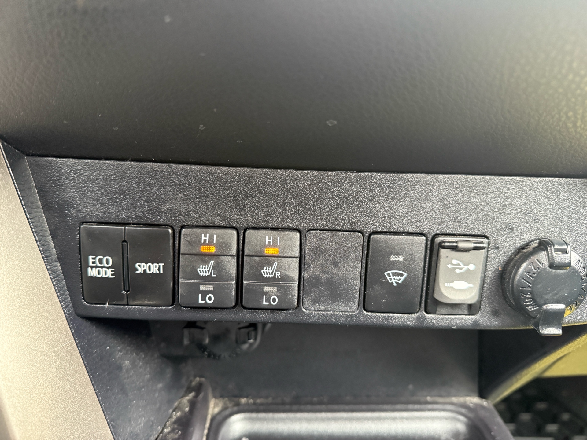 /canadacars/2015-Toyota-RAV4-6163540791815321.jpg