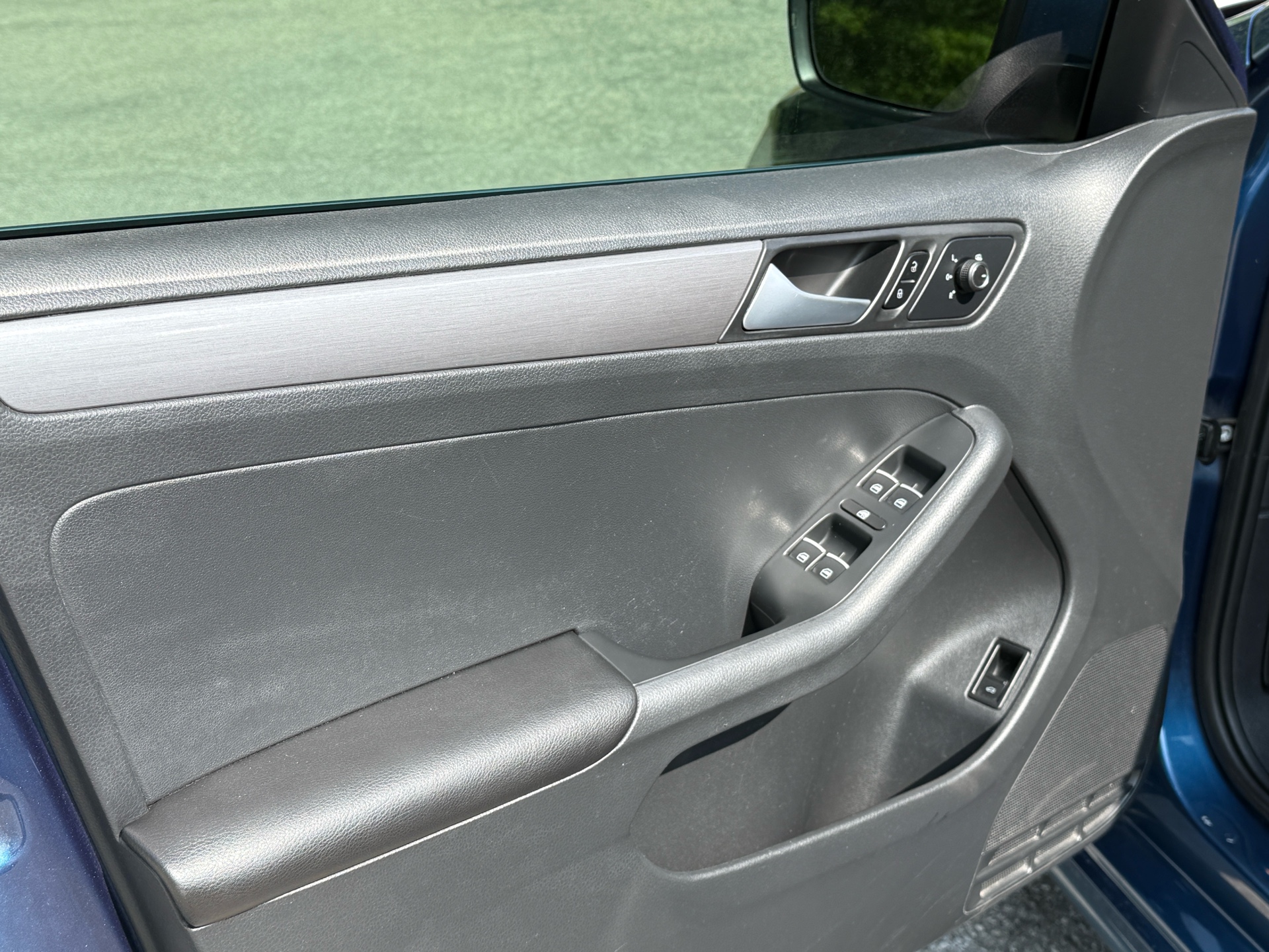 /canadacars/2015-Volkswagen-Jetta-09504384116269438.jpg