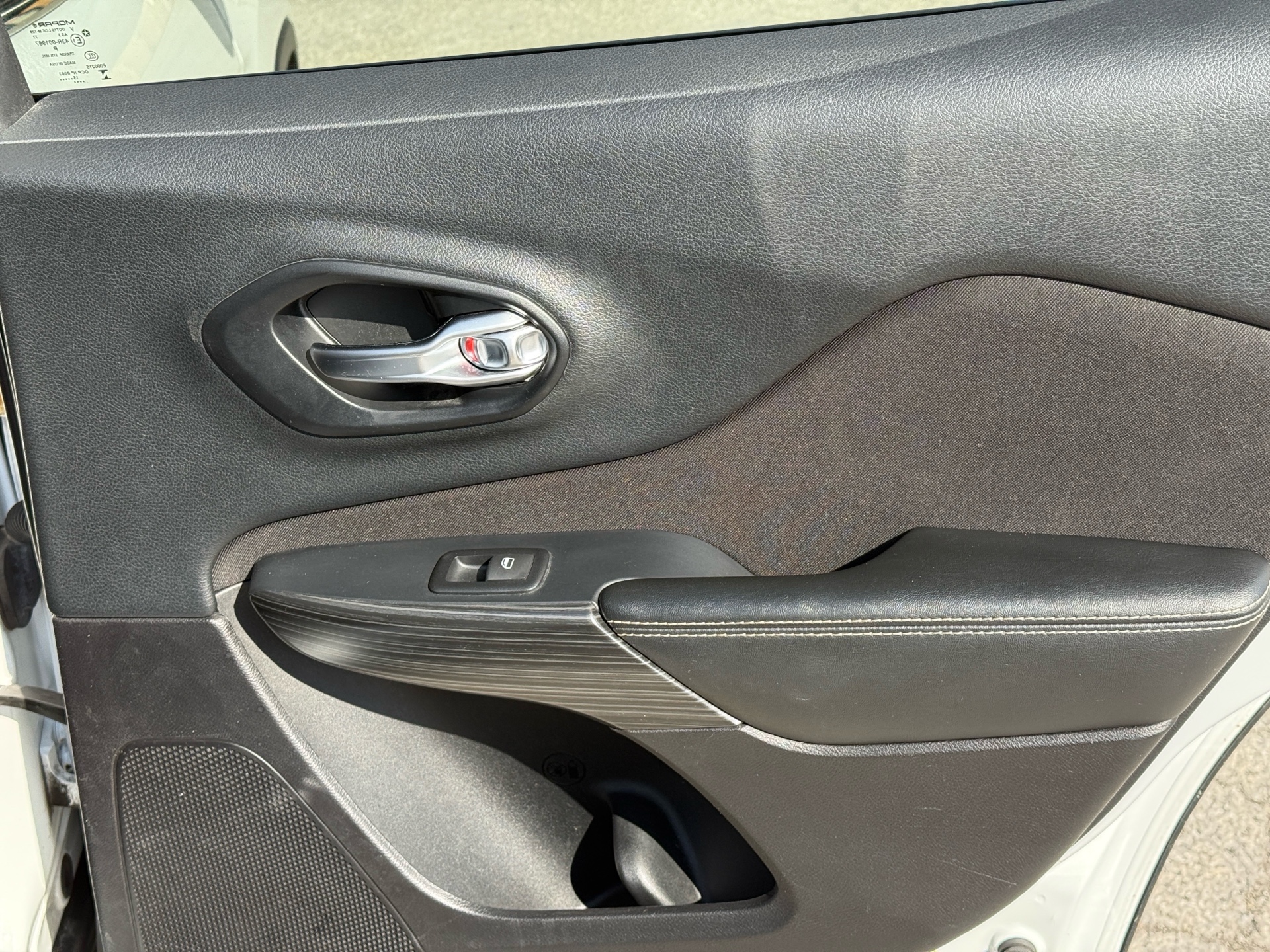 /canadacars/2016-Jeep-Cherokee-40877310971700376.jpg