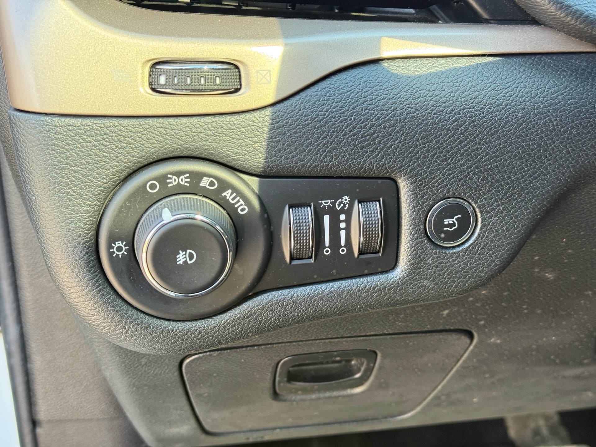 /canadacars/2016-Jeep-Cherokee-602386486073164.jpg