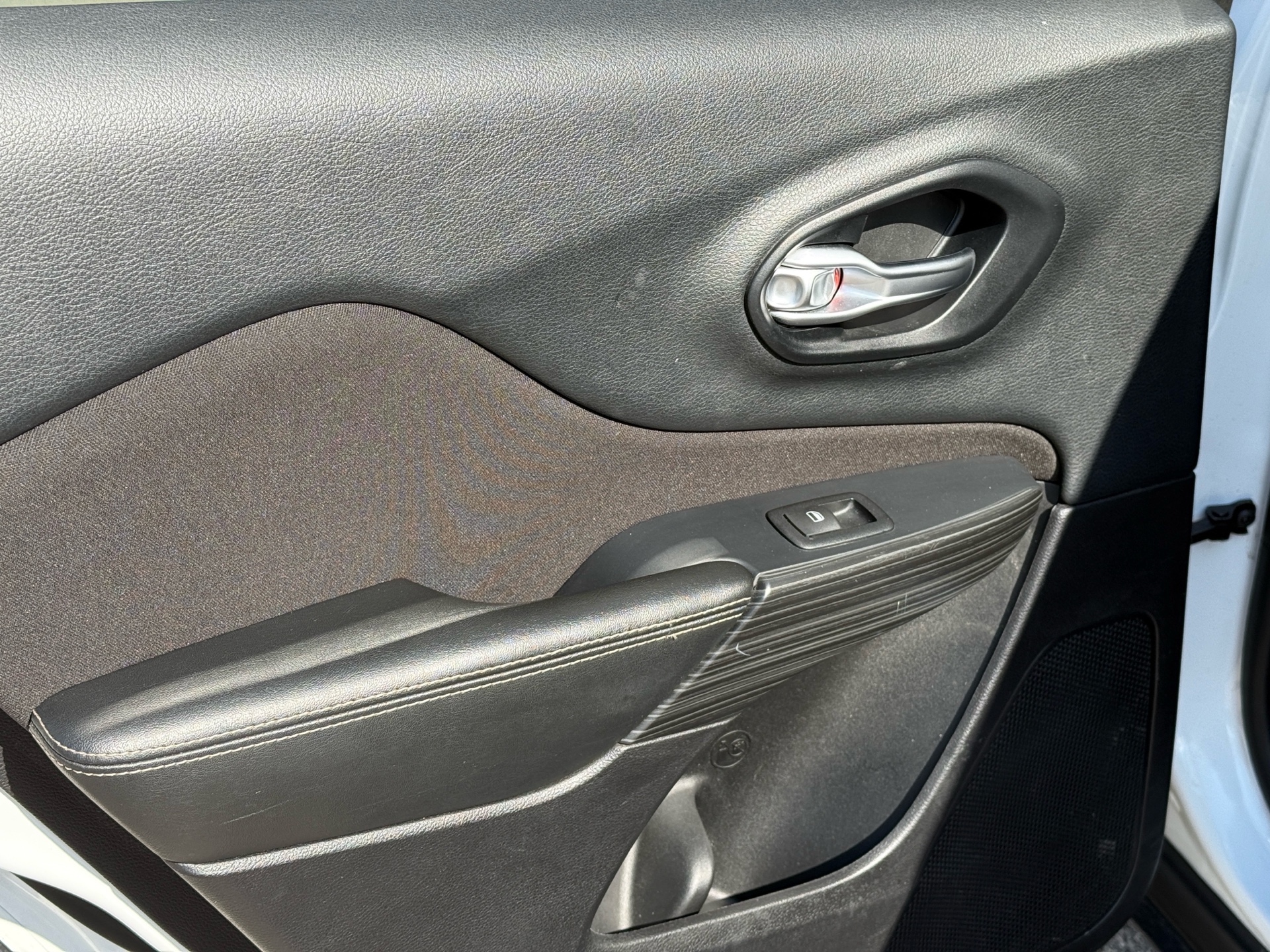 /canadacars/2016-Jeep-Cherokee-9681214954972257.jpg