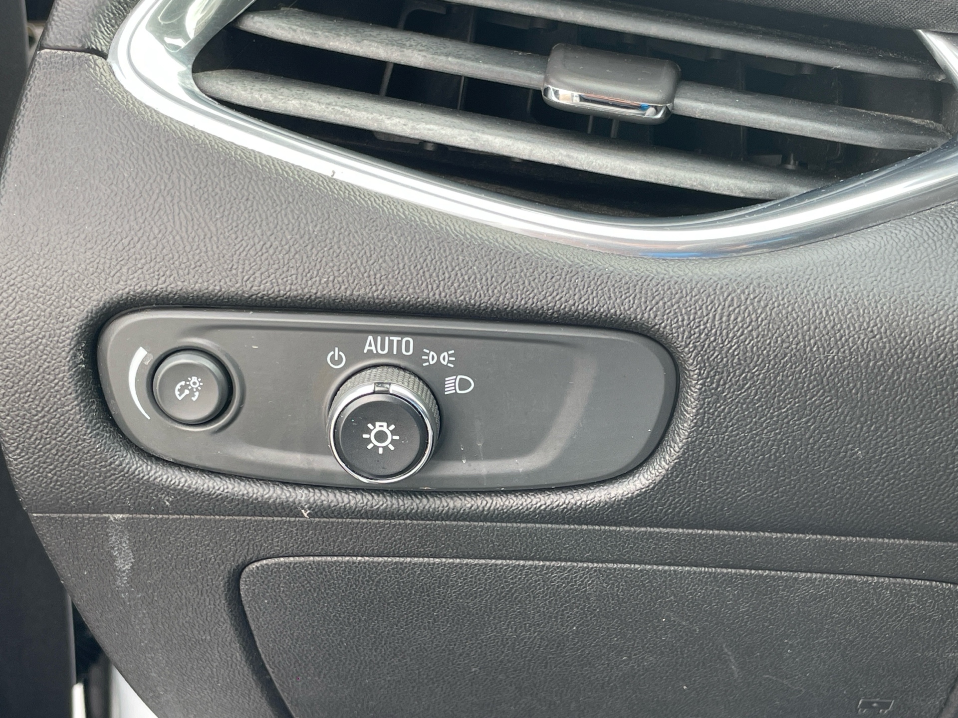 /canadacars/2017-Chevrolet-Malibu-35657993664715315.jpg