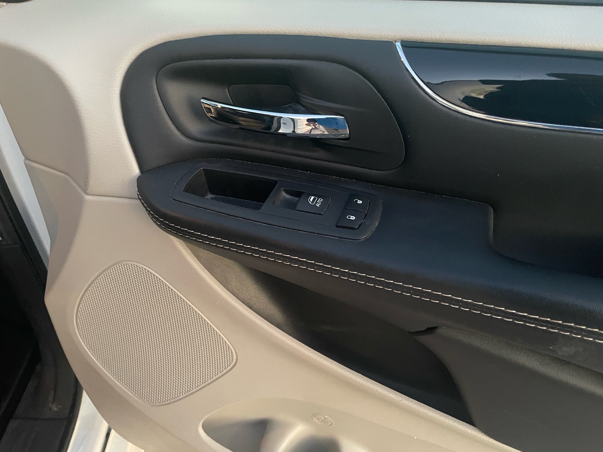 /canadacars/2017-Dodge-GrandCaravan-2454486455444258.jpg