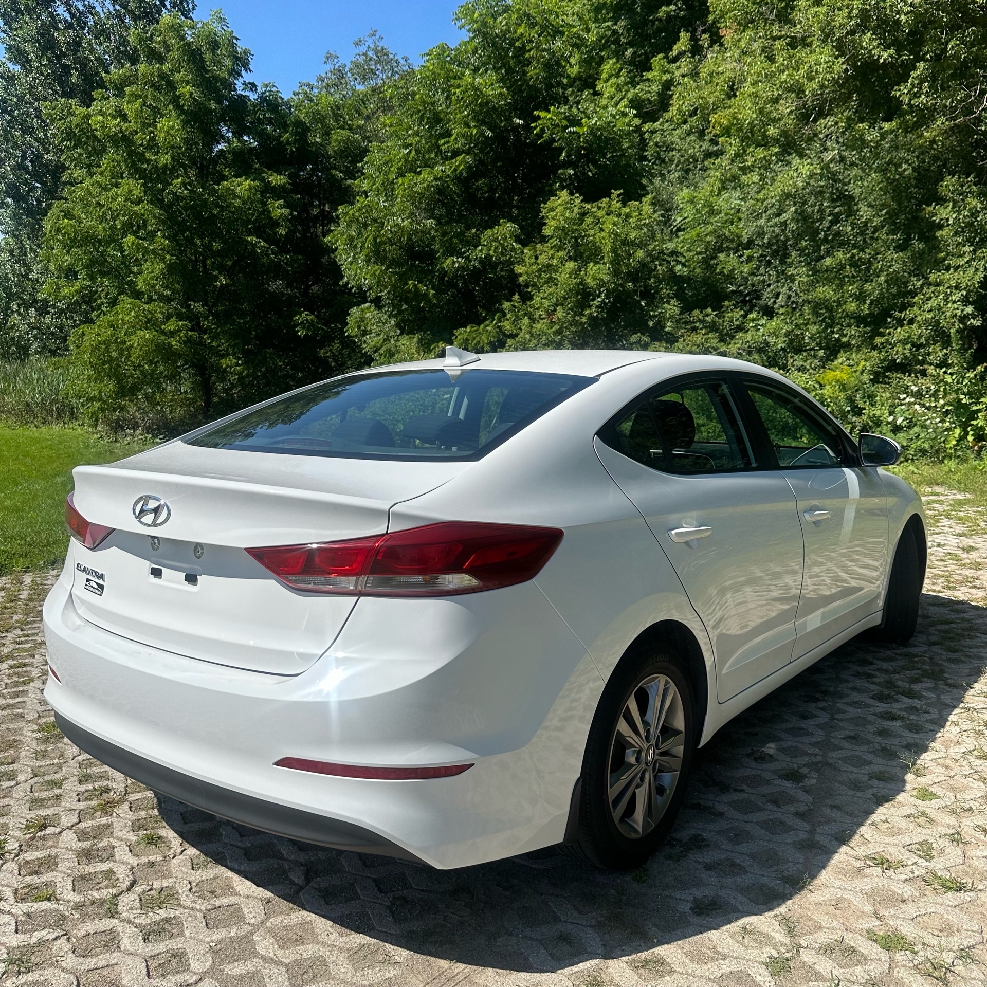 /canadacars/2017-Hyundai-Elantra-21972135552617855.jpg