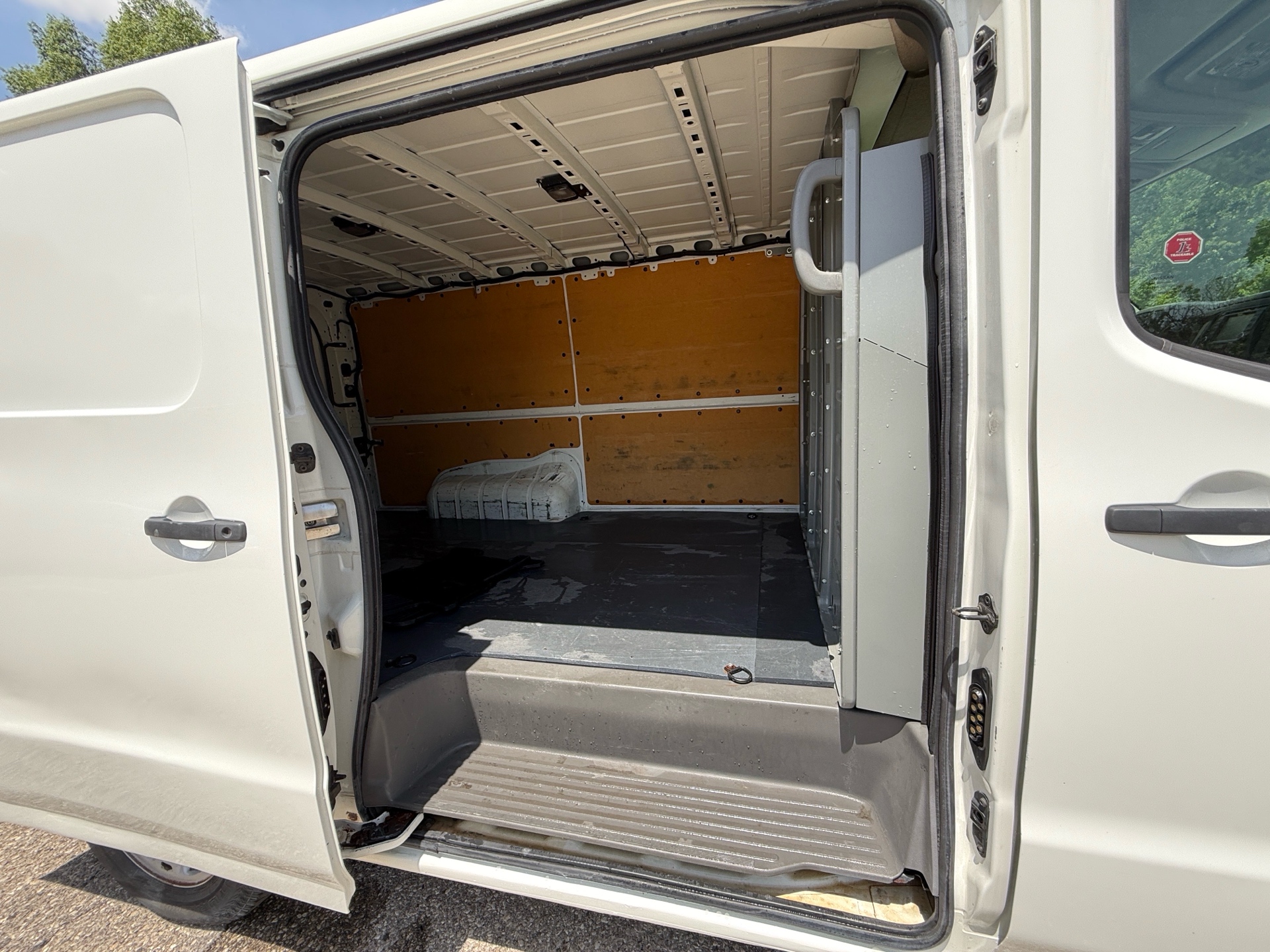 /canadacars/2017-Nissan-NVCargo-6240484912414455.jpg