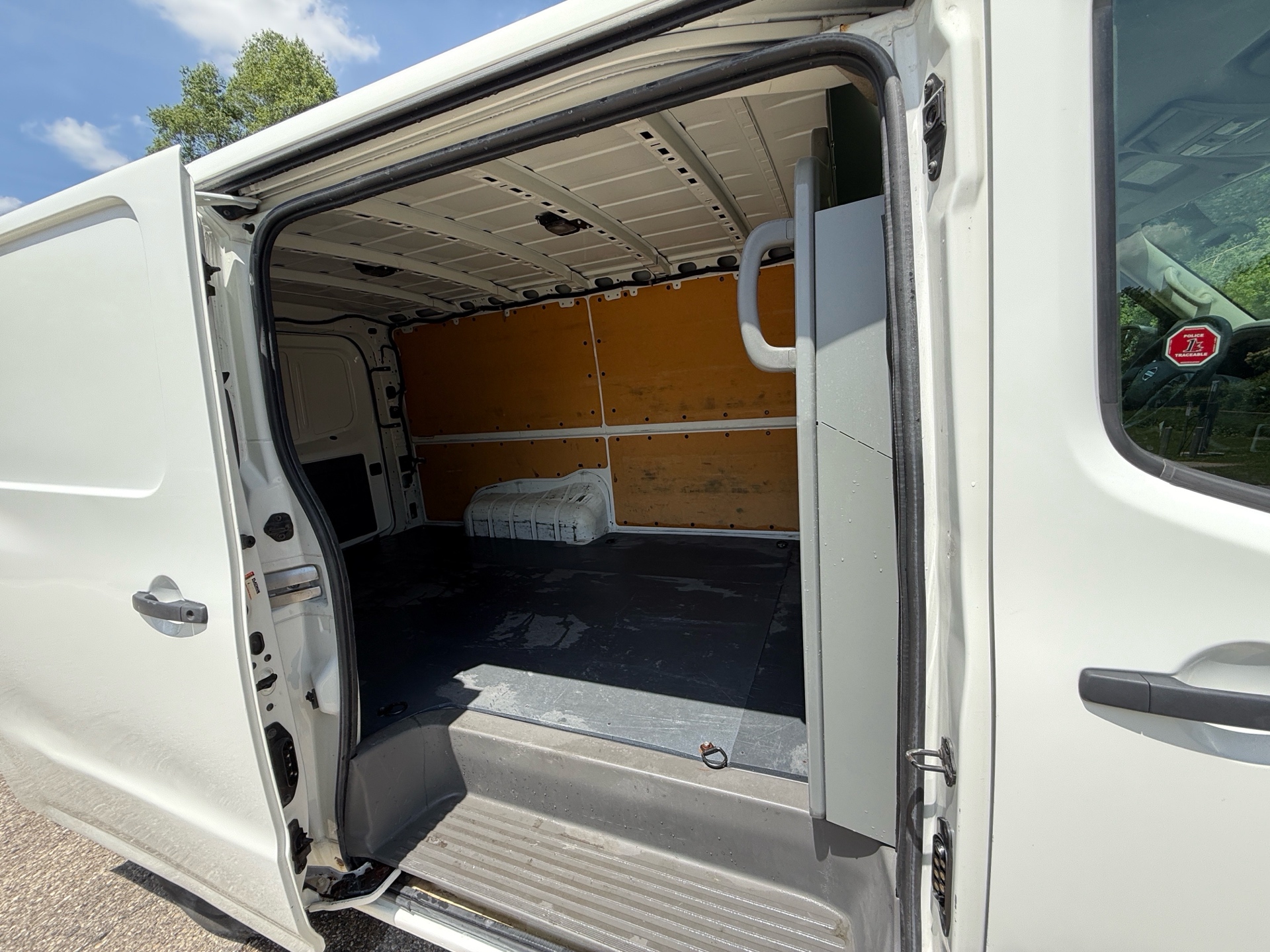 /canadacars/2017-Nissan-NVCargo-8600129637607377.jpg