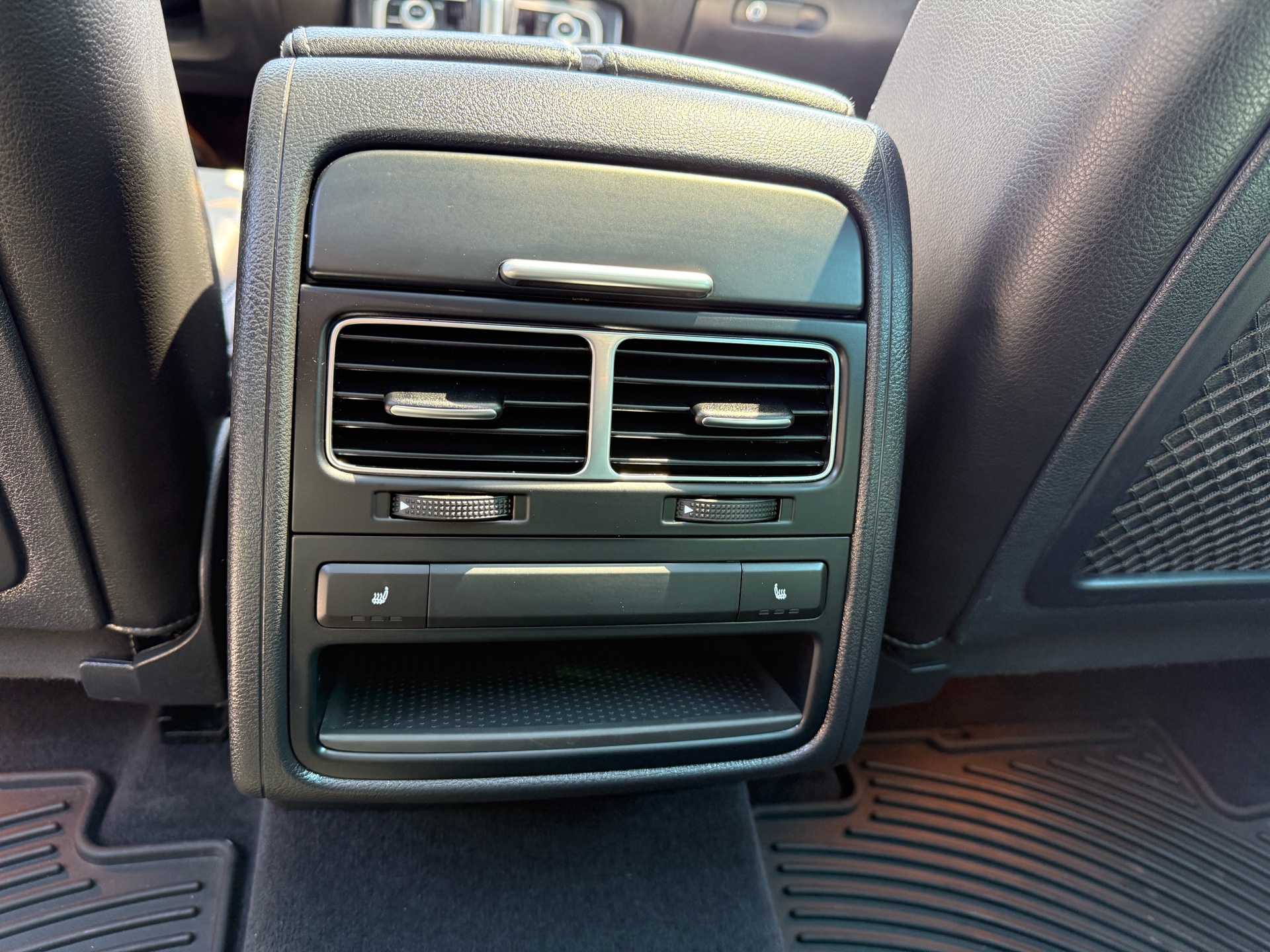 /canadacars/2017-Volkswagen-Touareg-3666435473709375.jpg