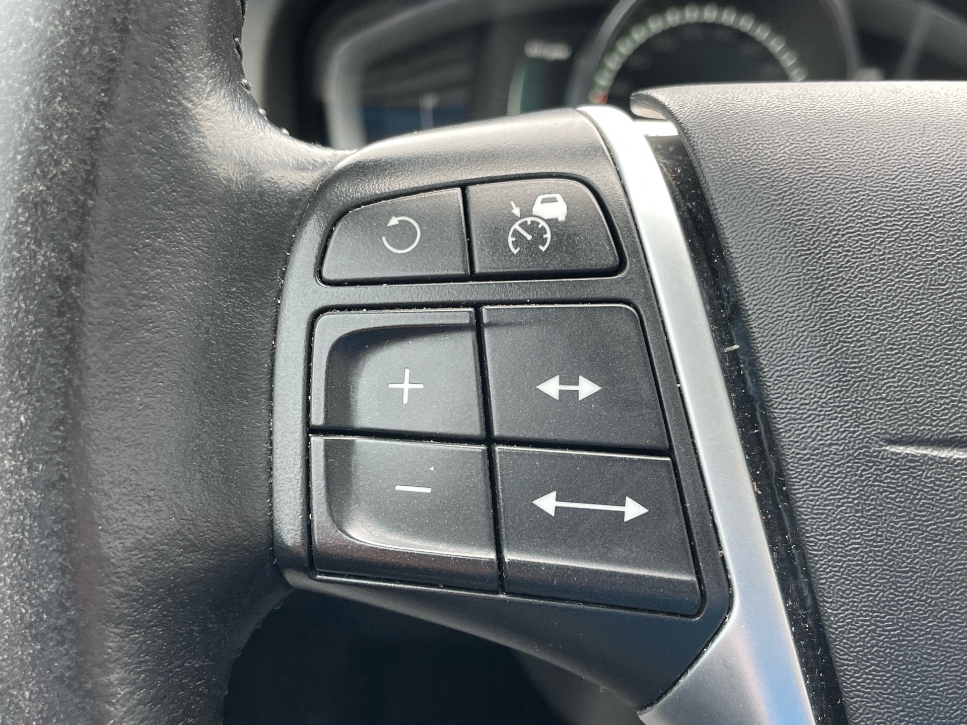 /canadacars/2017-Volvo-S60-70328625921354.jpg