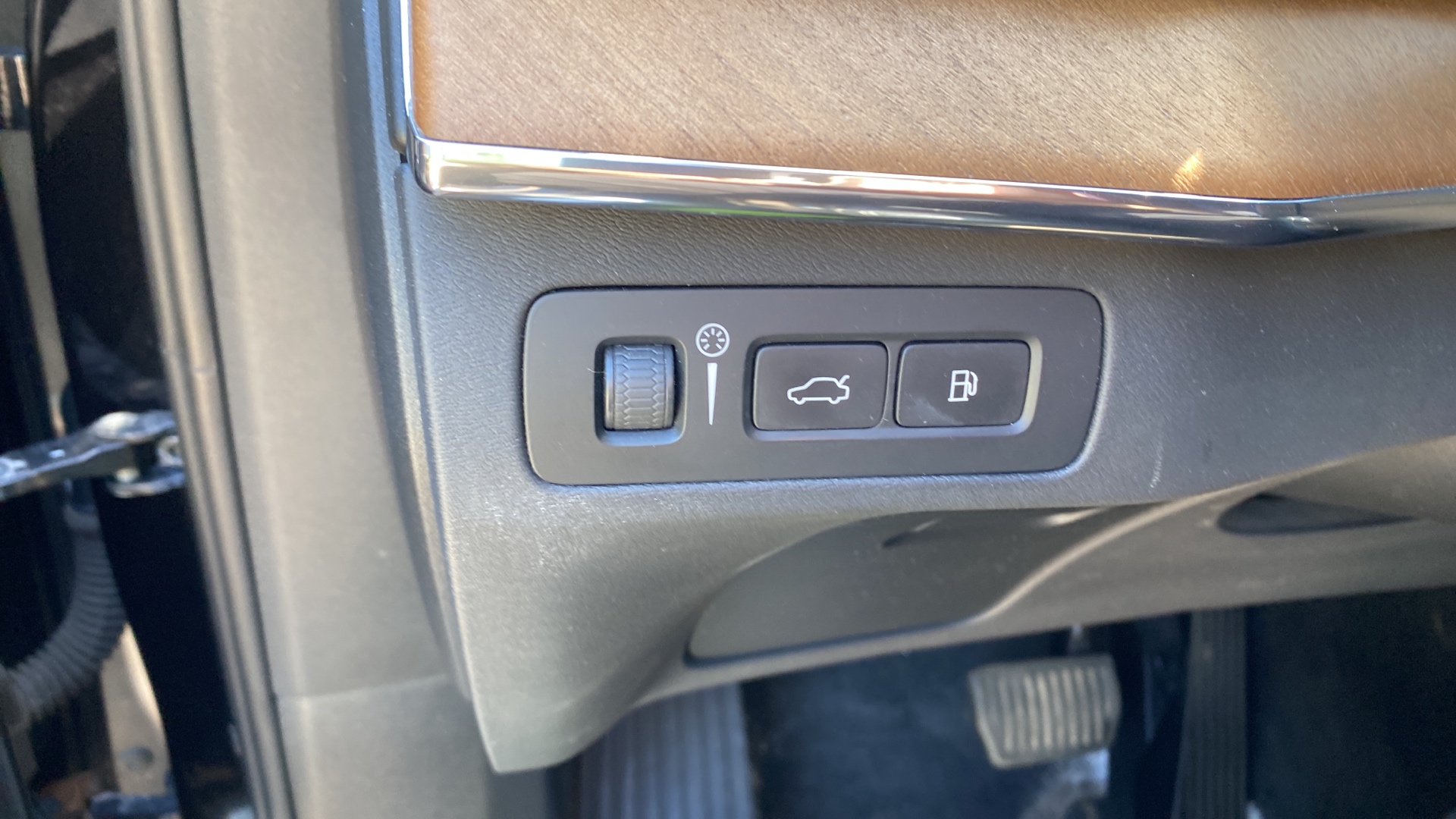 /canadacars/2017-Volvo-XC90Hybrid-12504471562611896.jpg