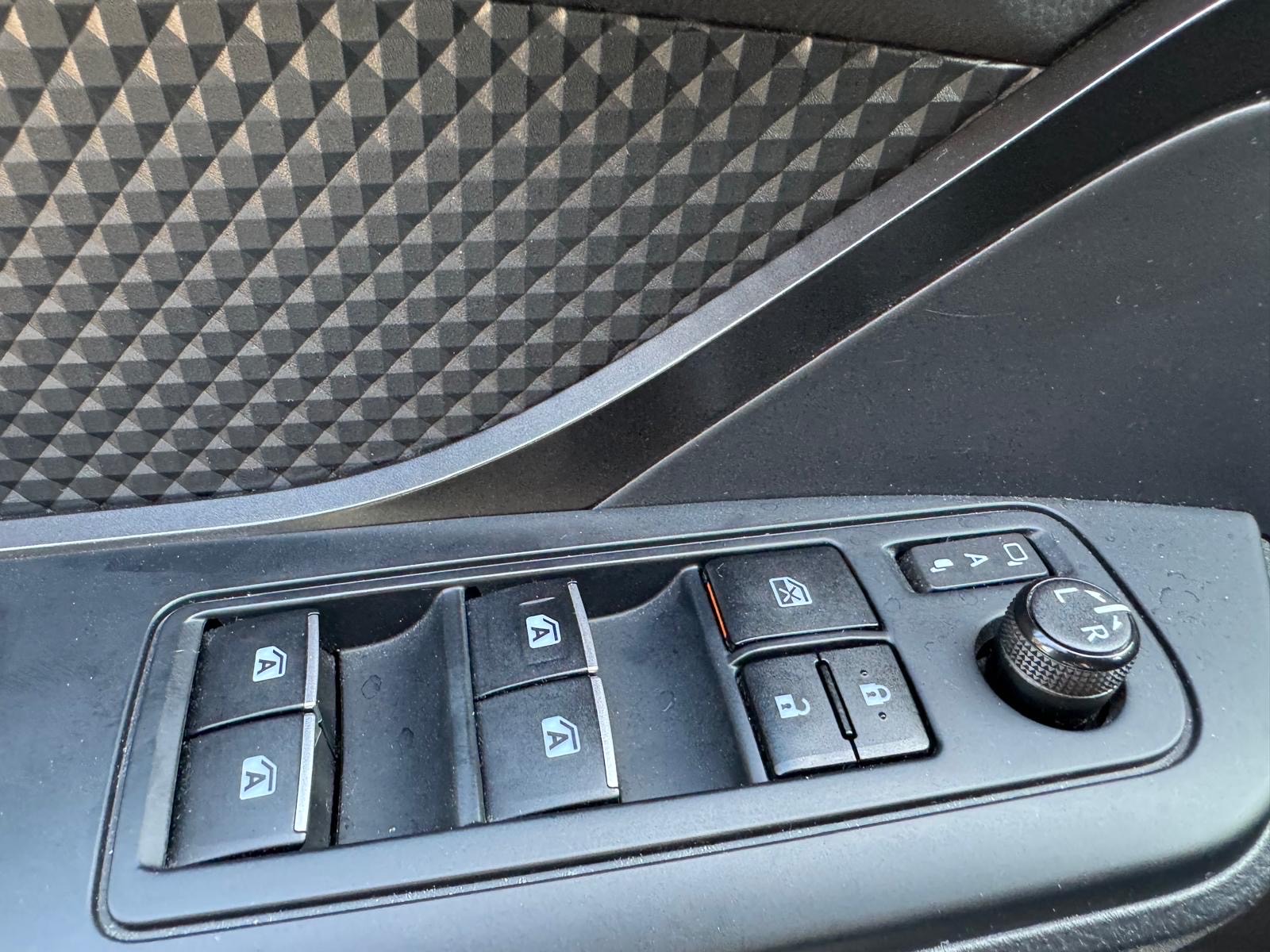 /canadacars/2018-Toyota-C-HR-0915568779903757.jpg