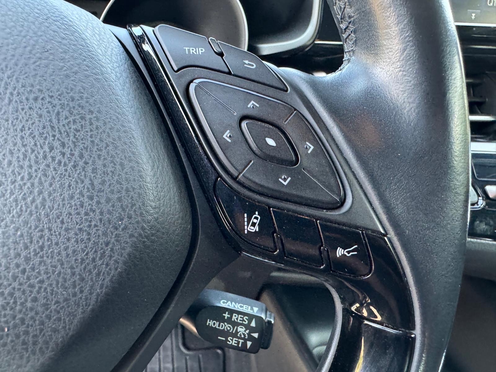 /canadacars/2018-Toyota-C-HR-13316898341778738.jpg