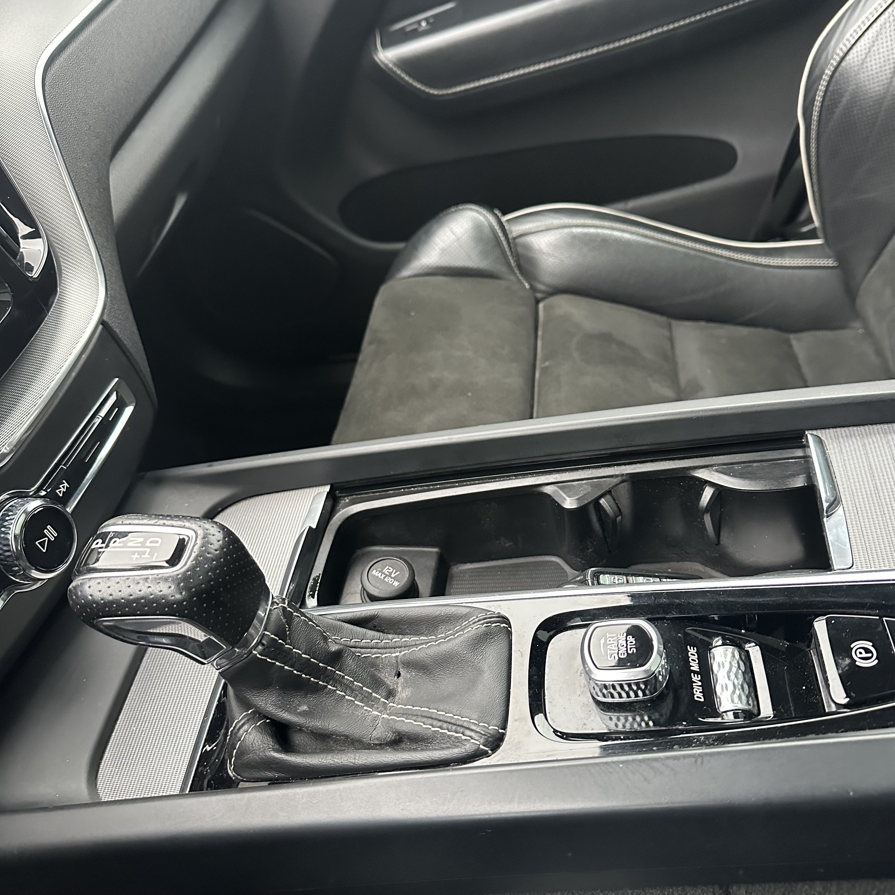 /canadacars/2018-VOLVO-XC60-2504529635767494.jpg