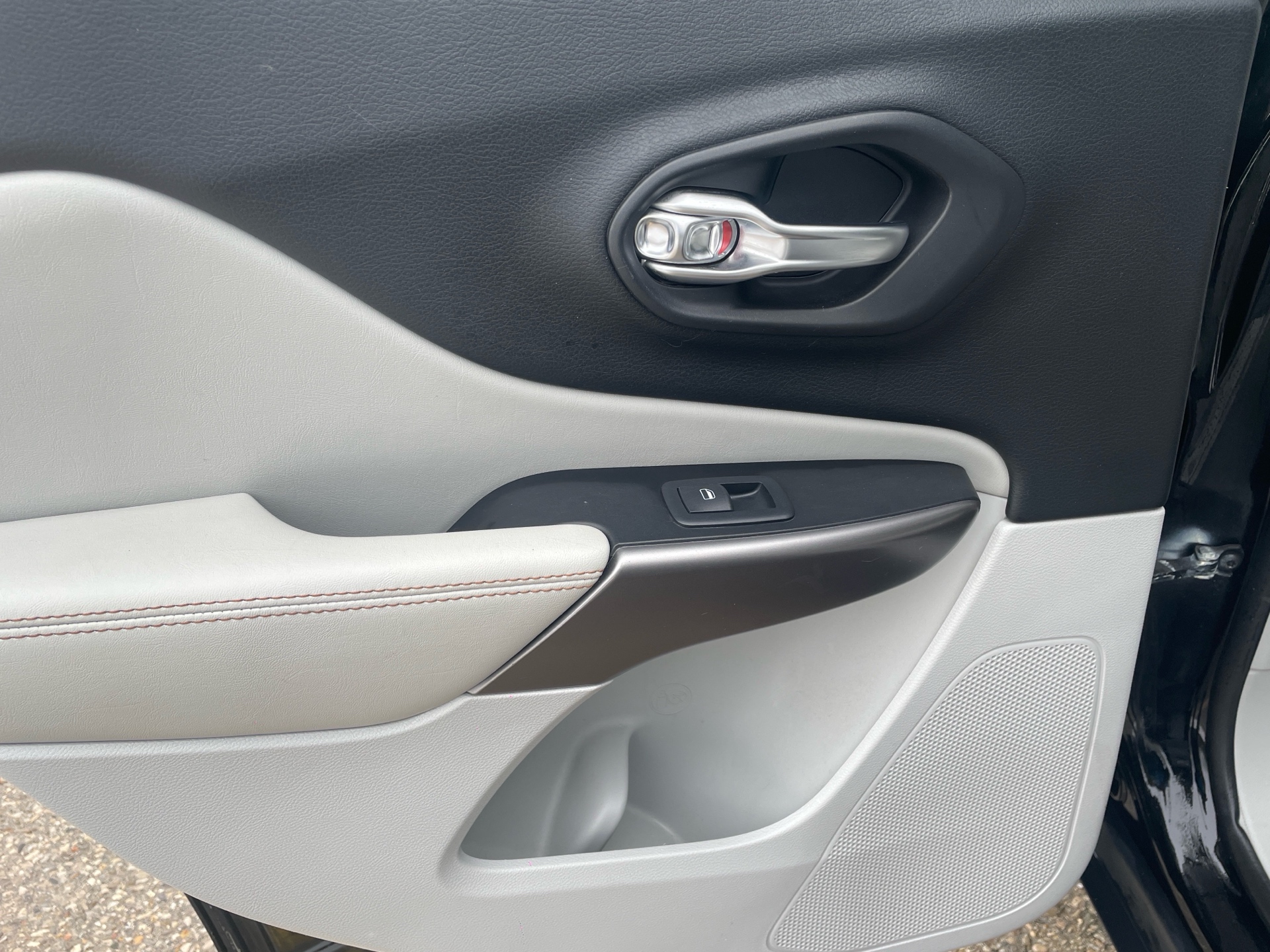 /canadacars/2019-Jeep-Cherokee-2537158777257287.jpg