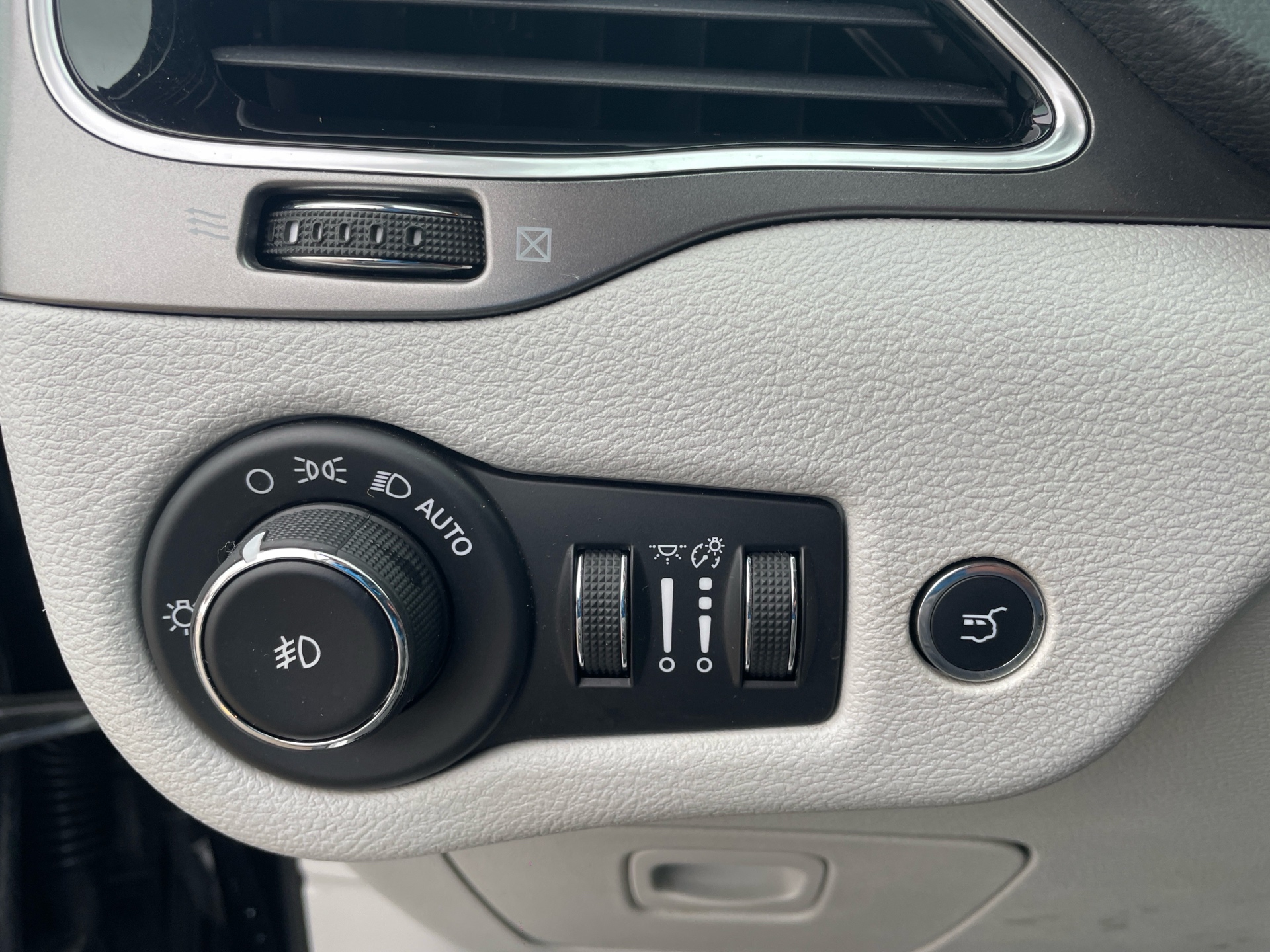/canadacars/2019-Jeep-Cherokee-9690153688185799.jpg
