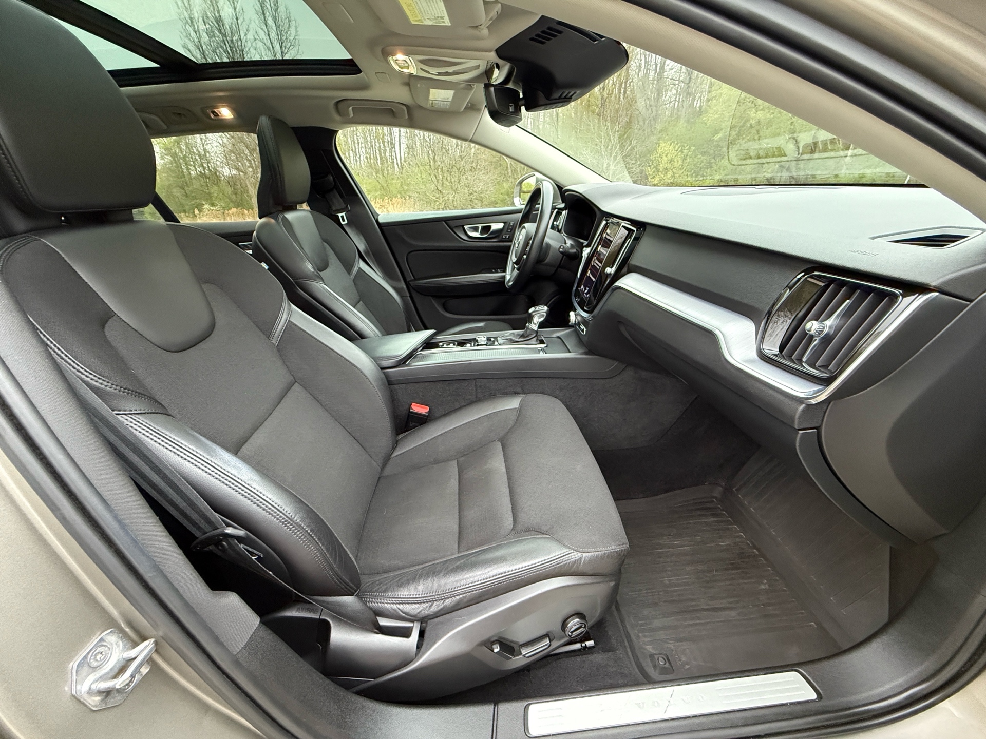 /canadacars/2021-Volvo-V60Cross-14165962296609935.jpg