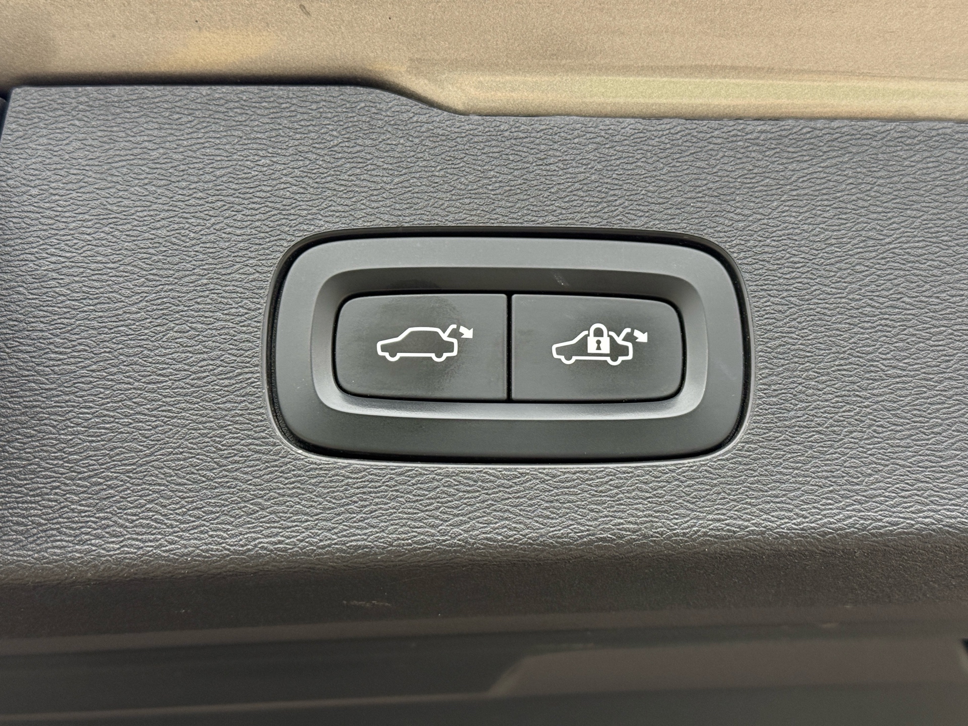 /canadacars/2021-Volvo-V60Cross-4298004424702109.jpg