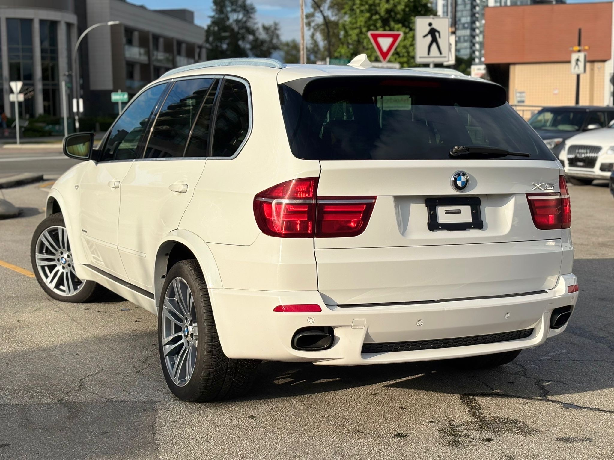 /canwestautoinc/2011-BMW-X5-23091850076793174.jpg