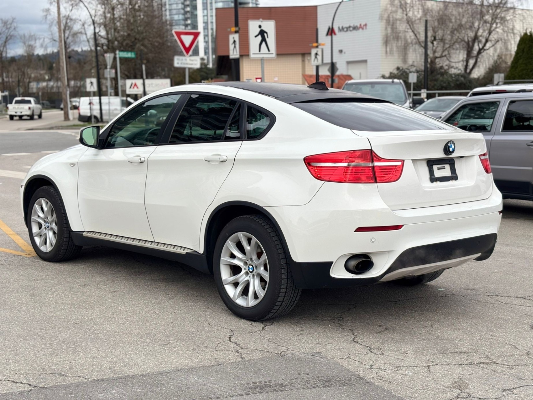 /canwestautoinc/2011-BMW-X6-16269321878521814.jpg
