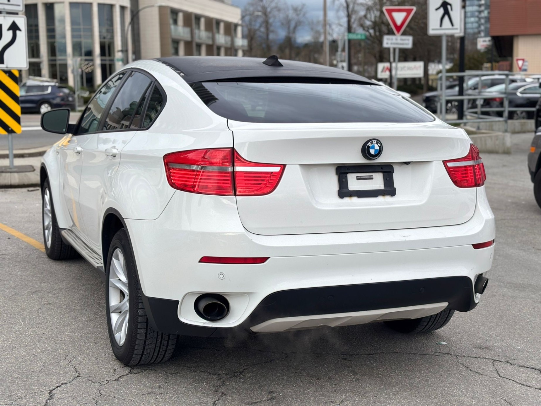 /canwestautoinc/2011-BMW-X6-4815236356898249.jpg