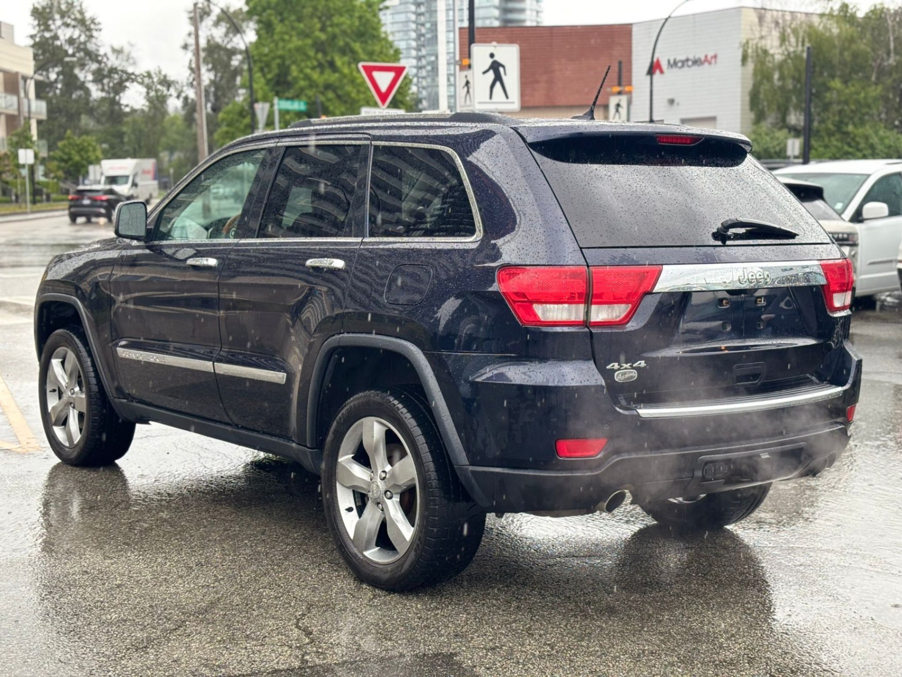 /canwestautoinc/2011-Jeep-GrandCherokee-14208646875224296.jpg