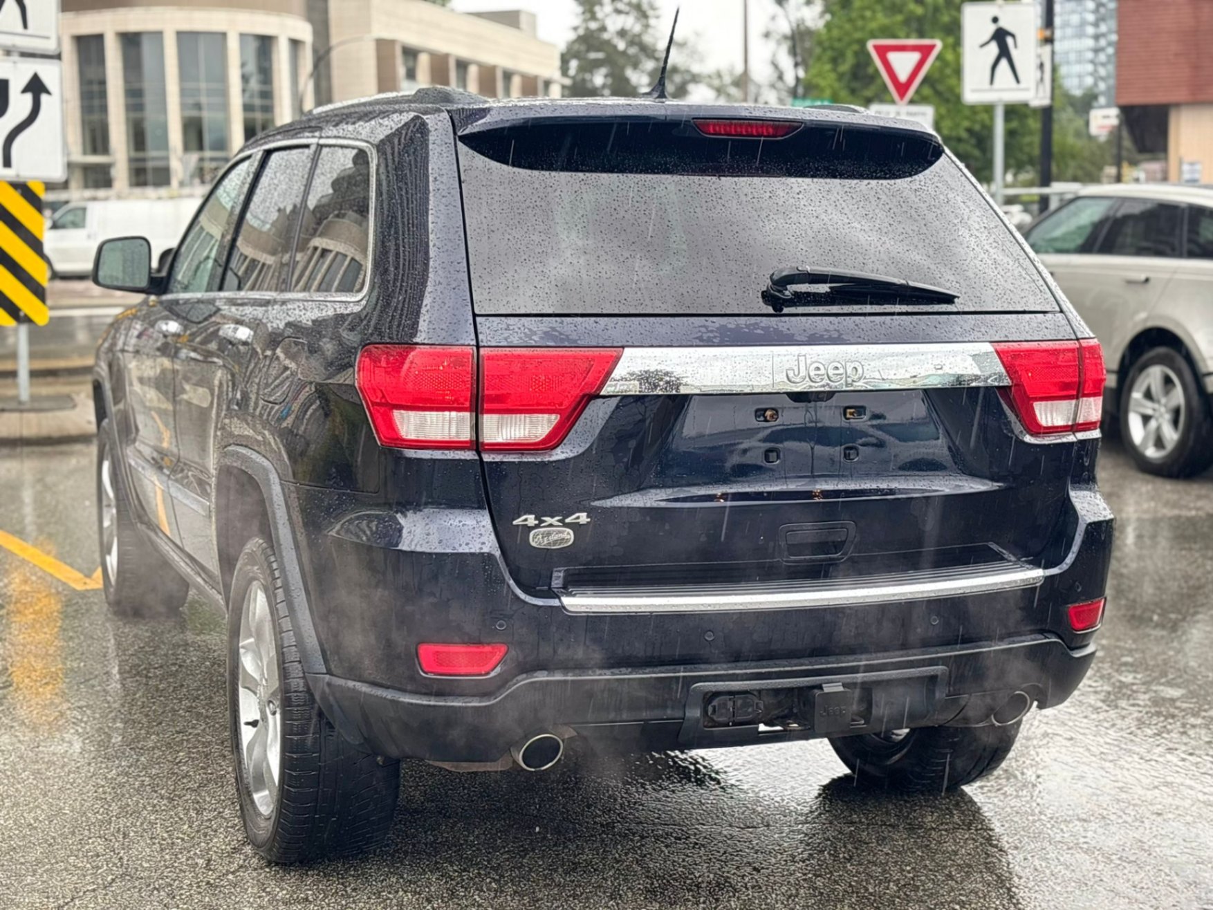 /canwestautoinc/2011-Jeep-GrandCherokee-857136717680639.jpg