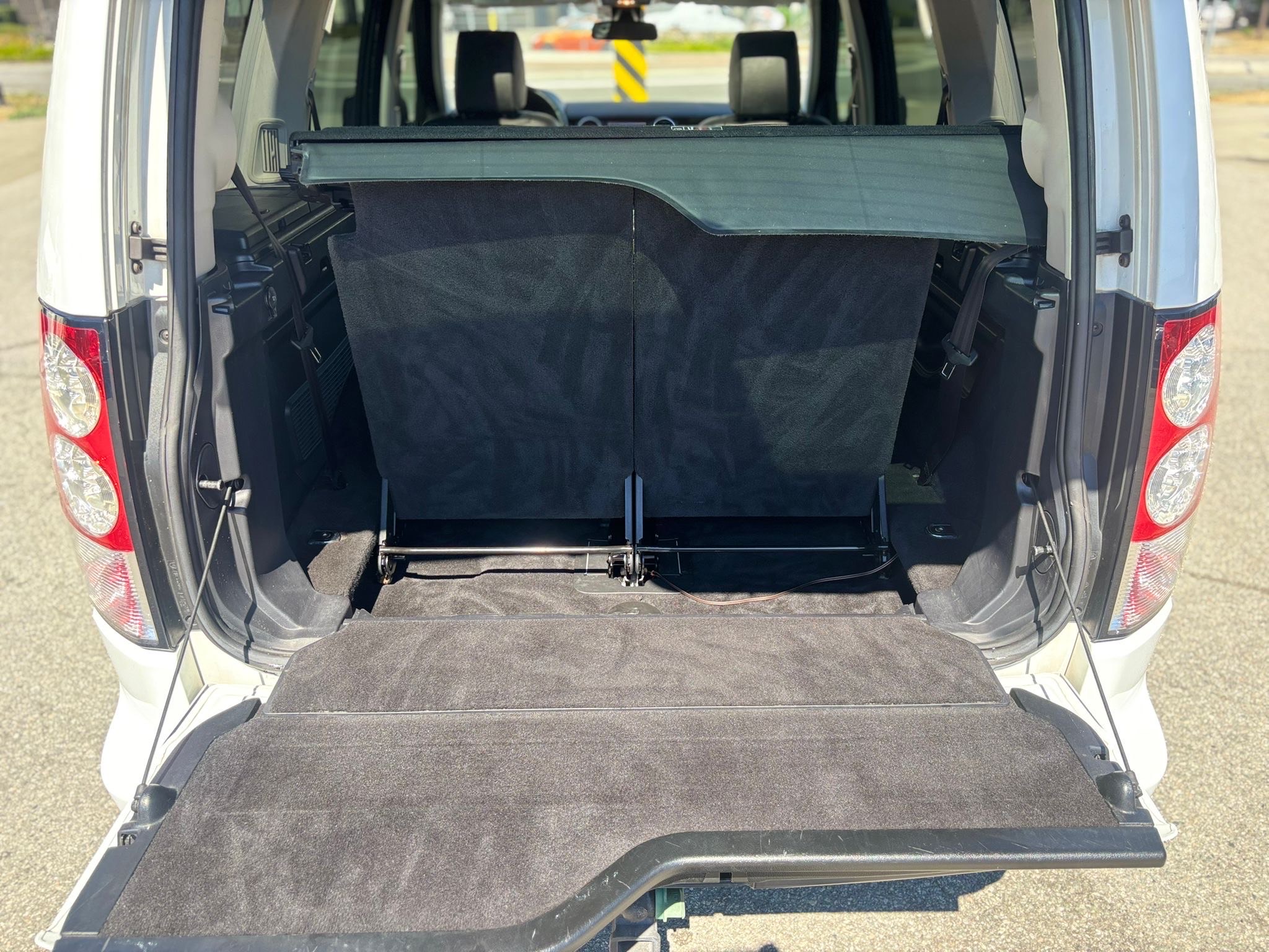 /canwestautoinc/2011-LandRover-LR4-07947854389244546.jpg