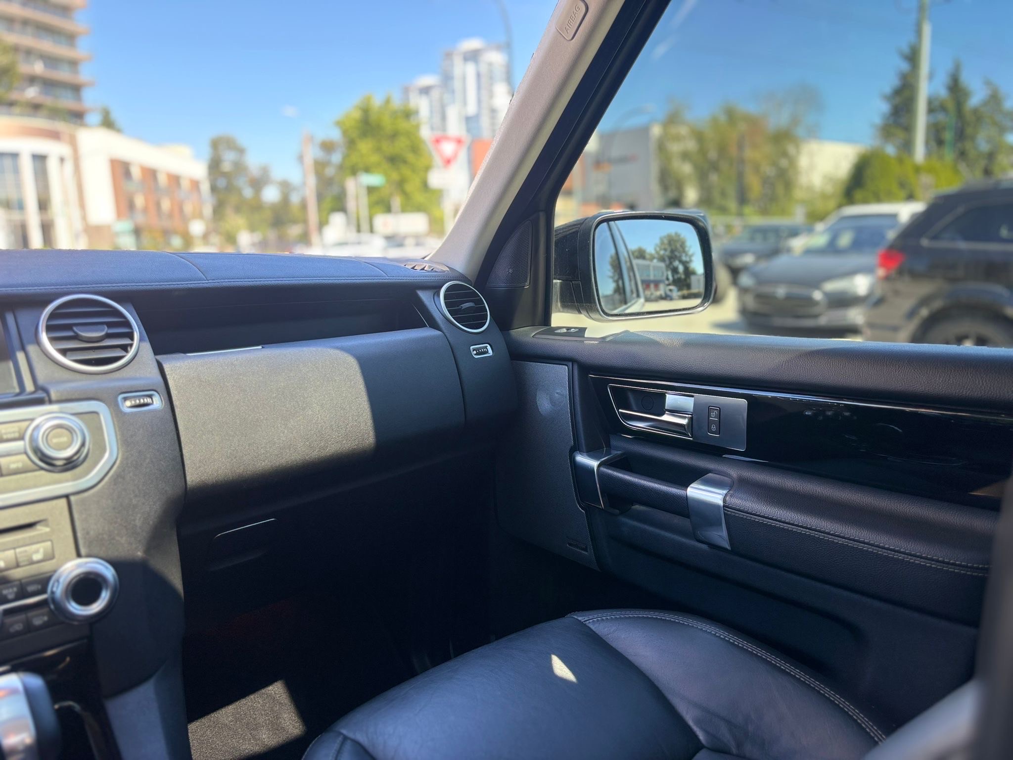 /canwestautoinc/2011-LandRover-LR4-191176354033614.jpg