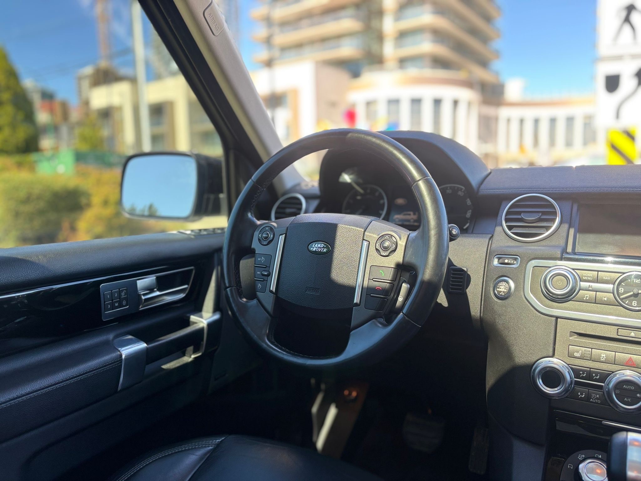 /canwestautoinc/2011-LandRover-LR4-297308154364587.jpg