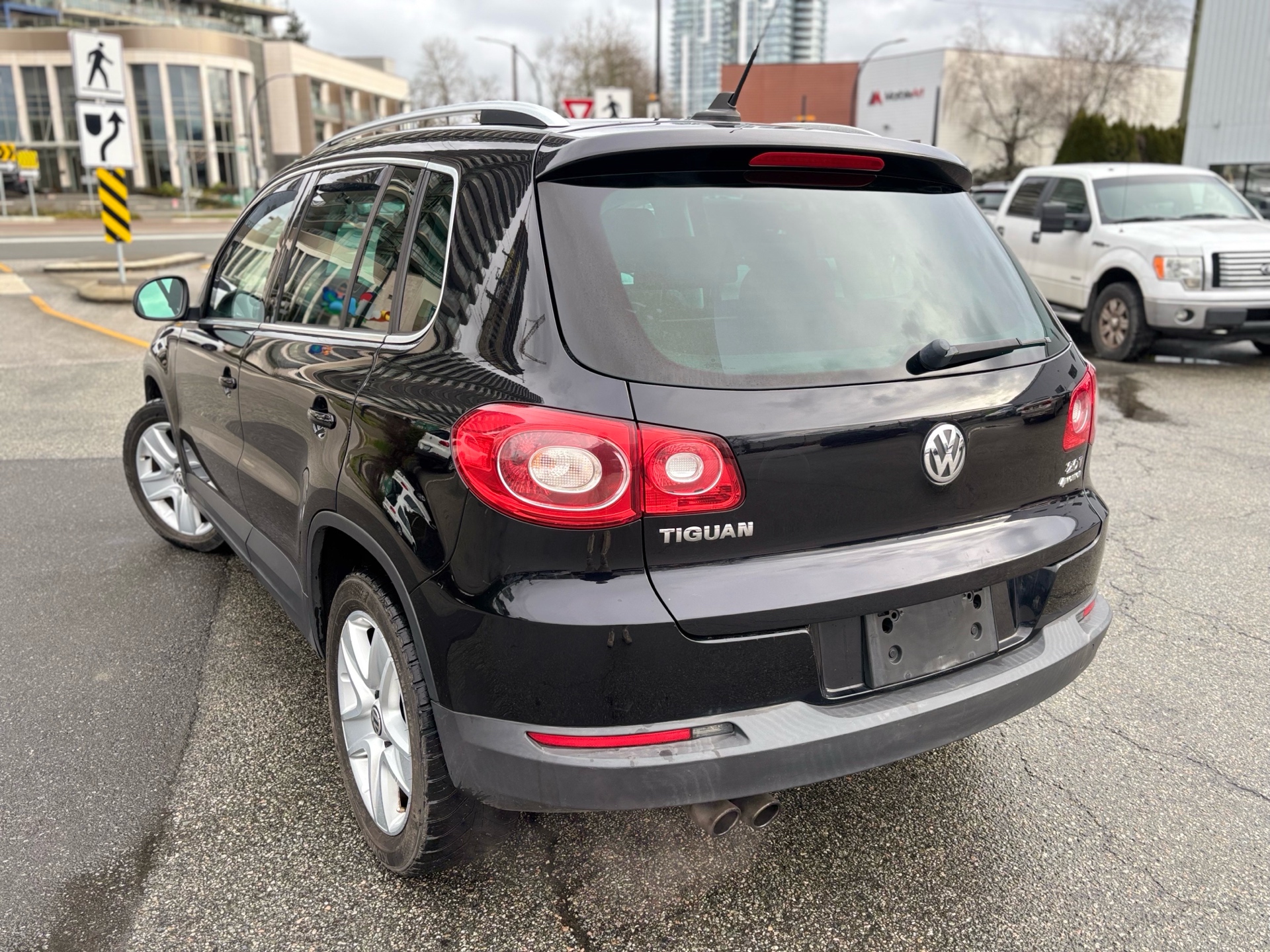 /canwestautoinc/2011-Volkswagen-Tiguan-22306005680324947.jpg