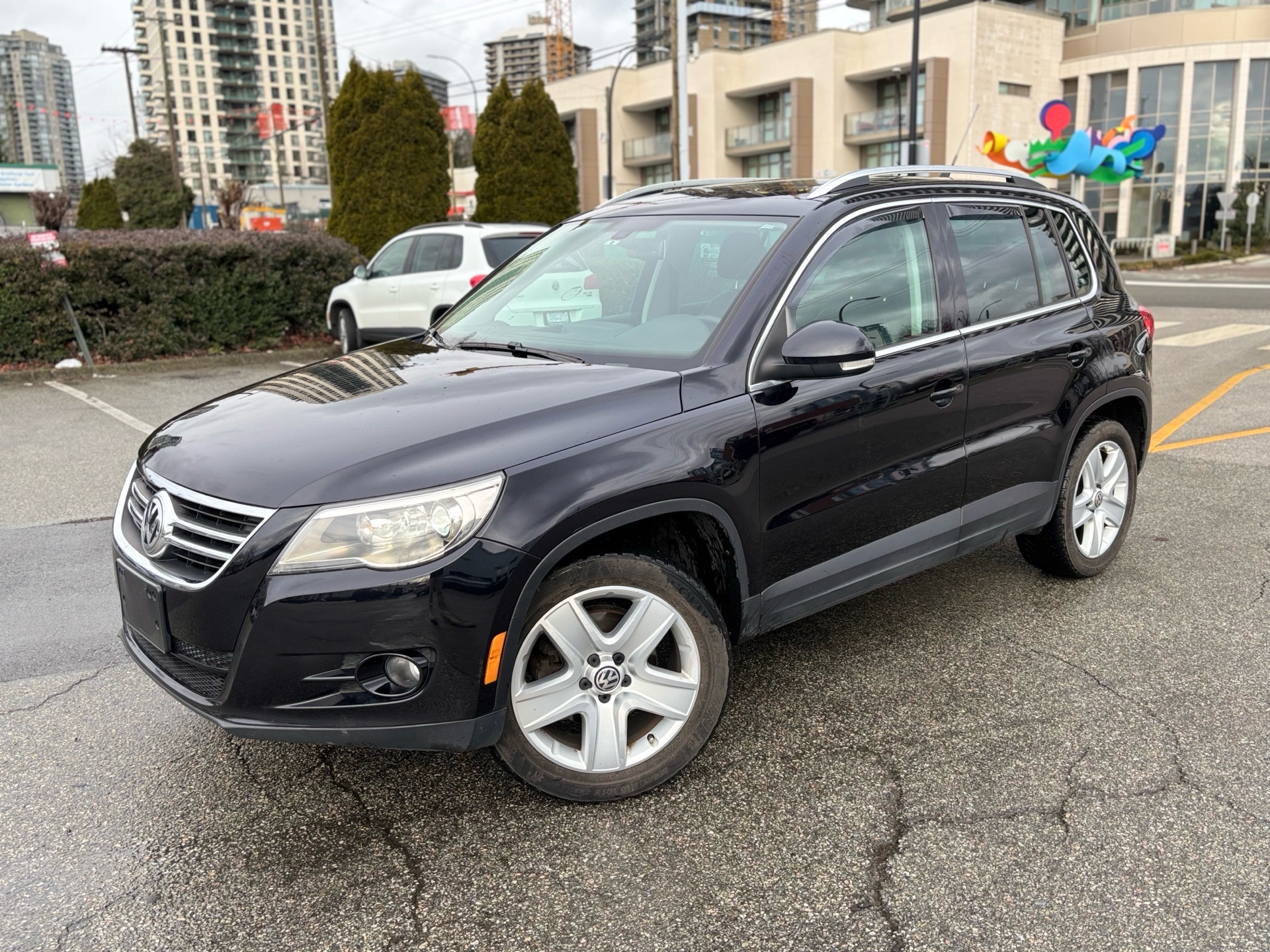 /canwestautoinc/2011-Volkswagen-Tiguan-24590610038116356.jpg