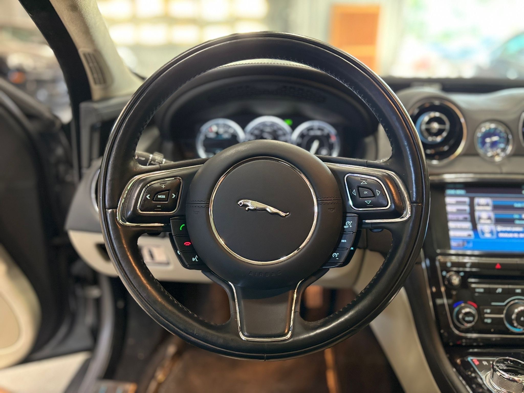 /canwestautoinc/2012-Jaguar-XJ-4443663304465364.jpg