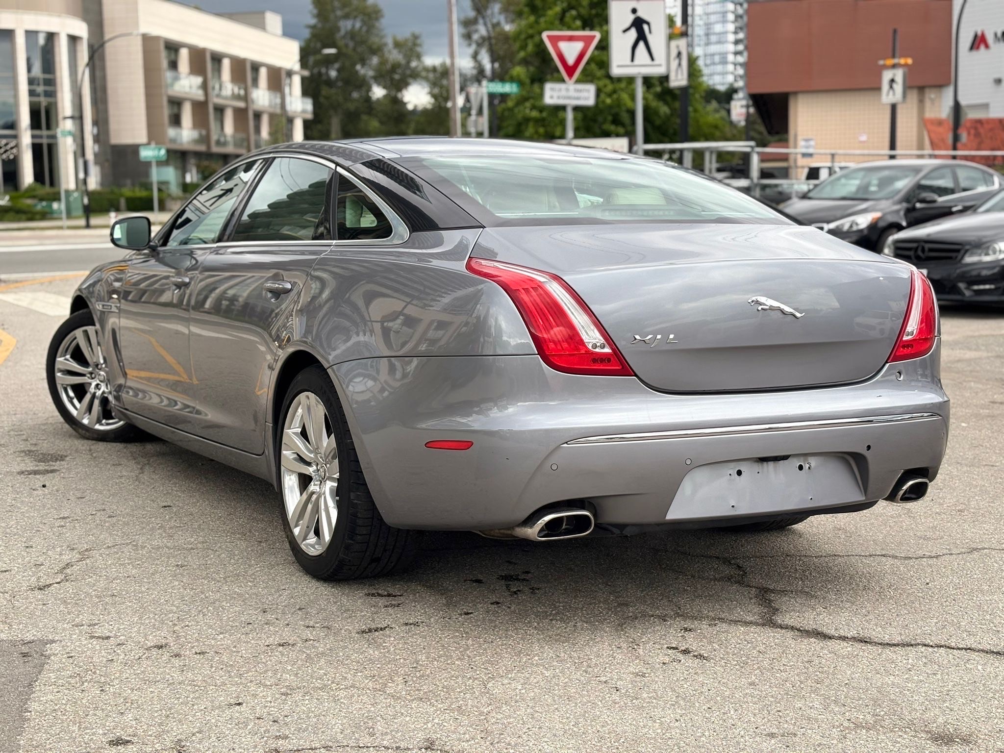 /canwestautoinc/2012-Jaguar-XJ-8296985190494293.jpg