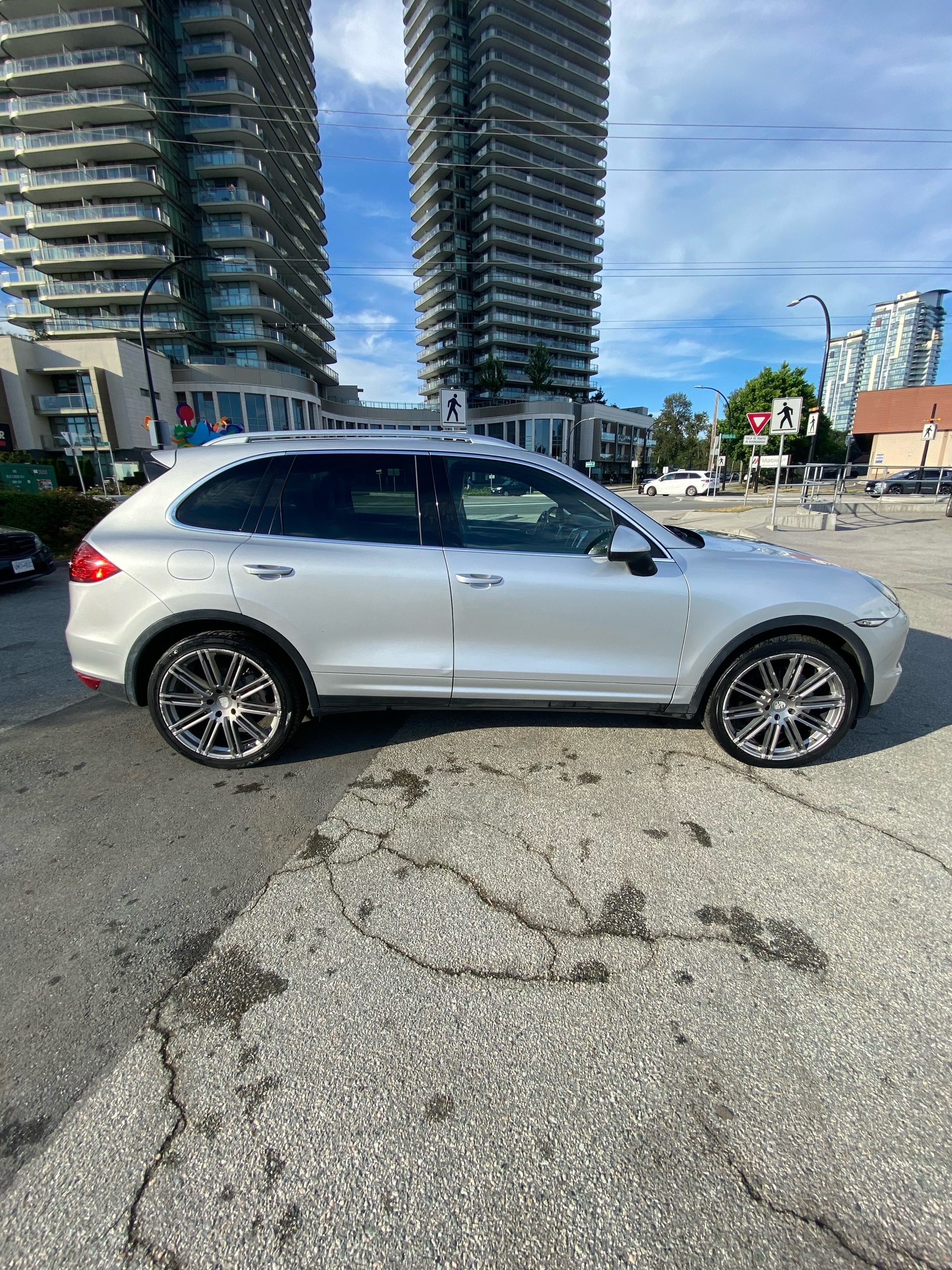 /canwestautoinc/2012-Porsche-Cayenne-14593369124072186.jpg